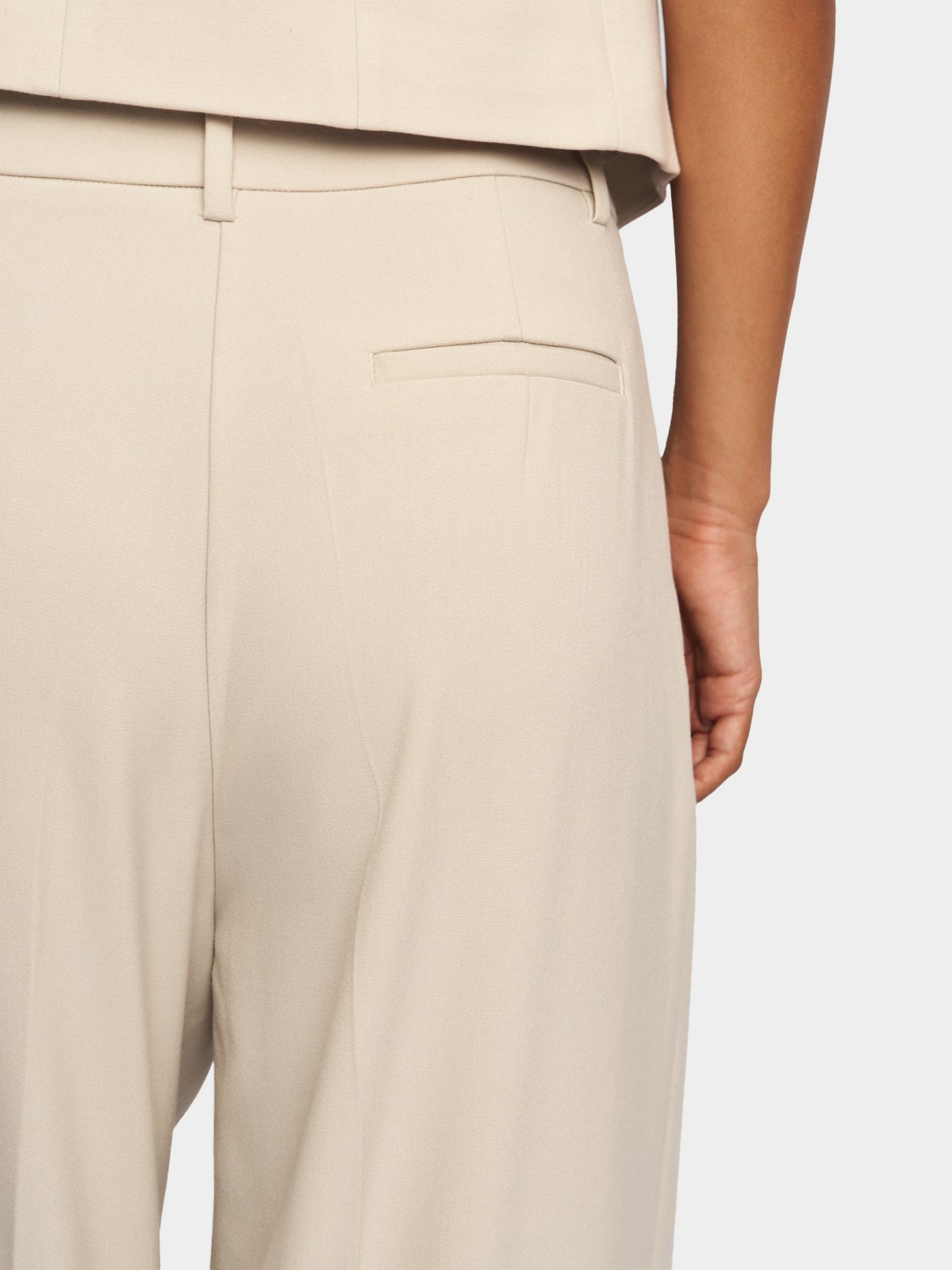 Брюки прямого силуэта с защипами