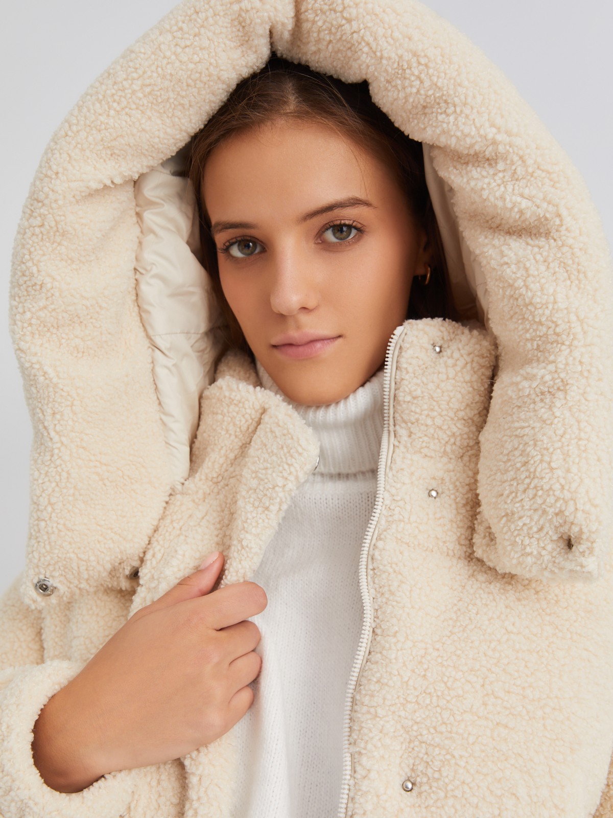 Короткая тёплая куртка-шуба из экомеха с капюшоном и двойным воротником zolla 023345550044, цвет молоко, размер XS - фото 3