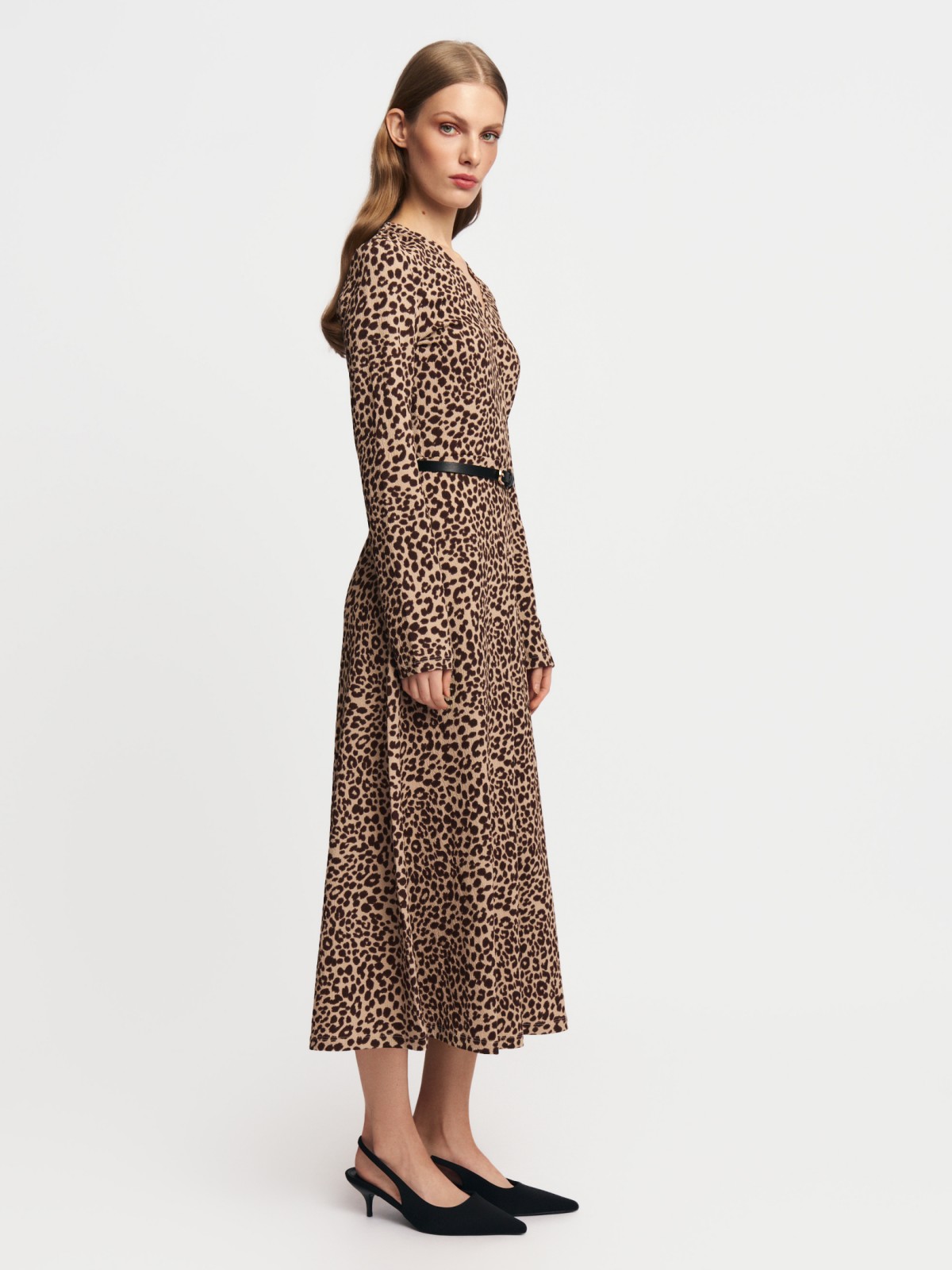 Леопардовое платье миди с ремнём