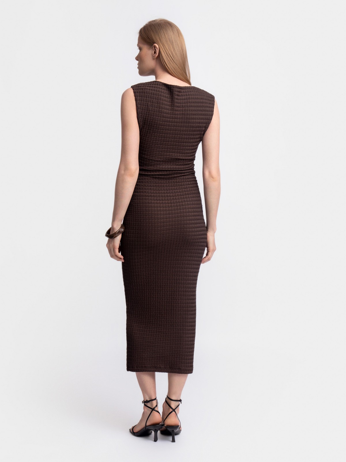 Платье миди без рукавов