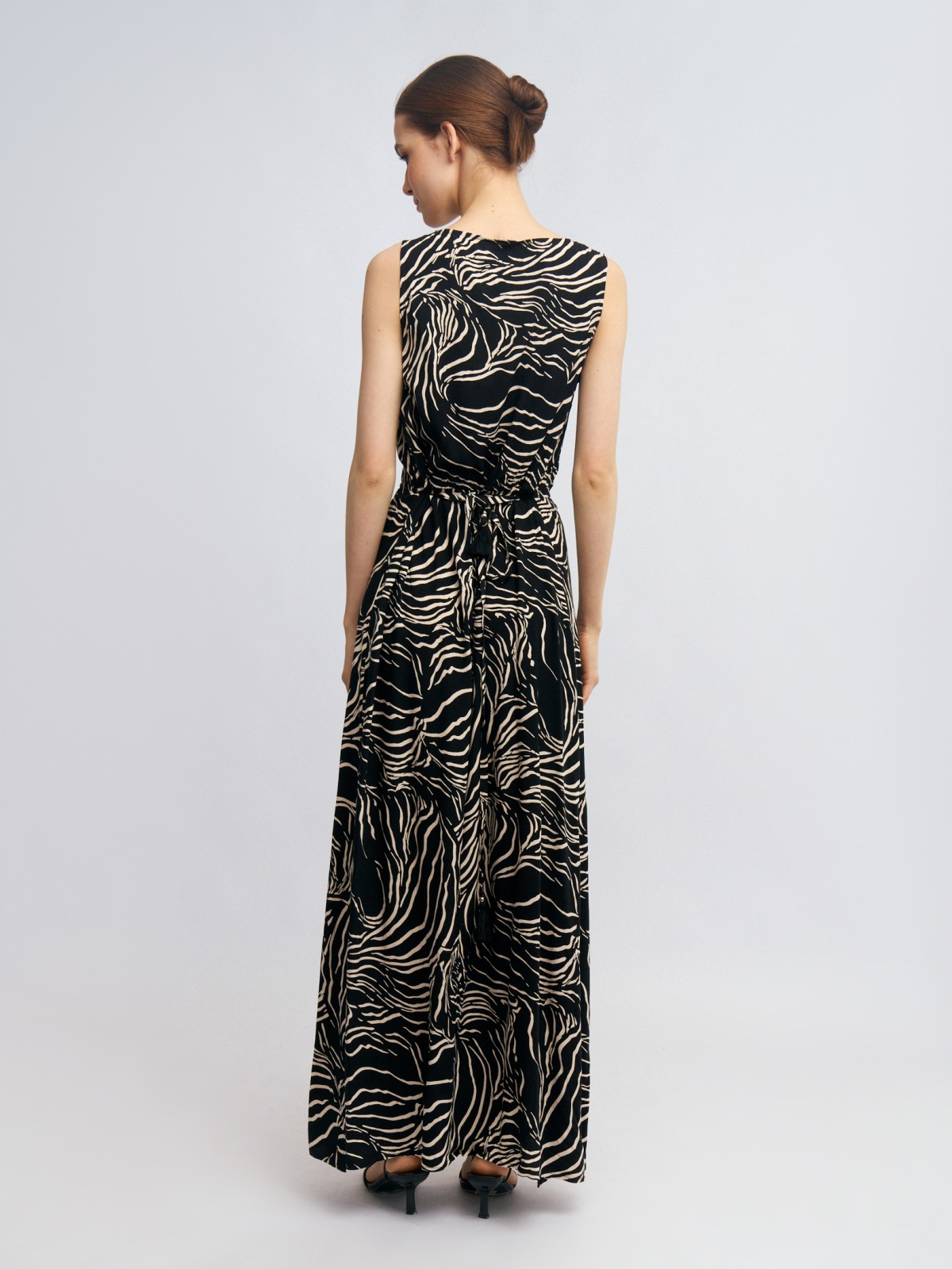 Платье макси без рукавов с разрезами и поясом