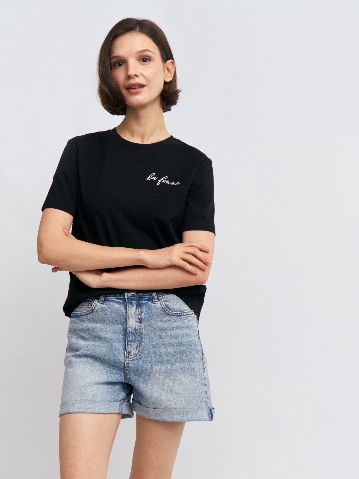 Джинсовые мини шорты Mom с отворотами 1799₽