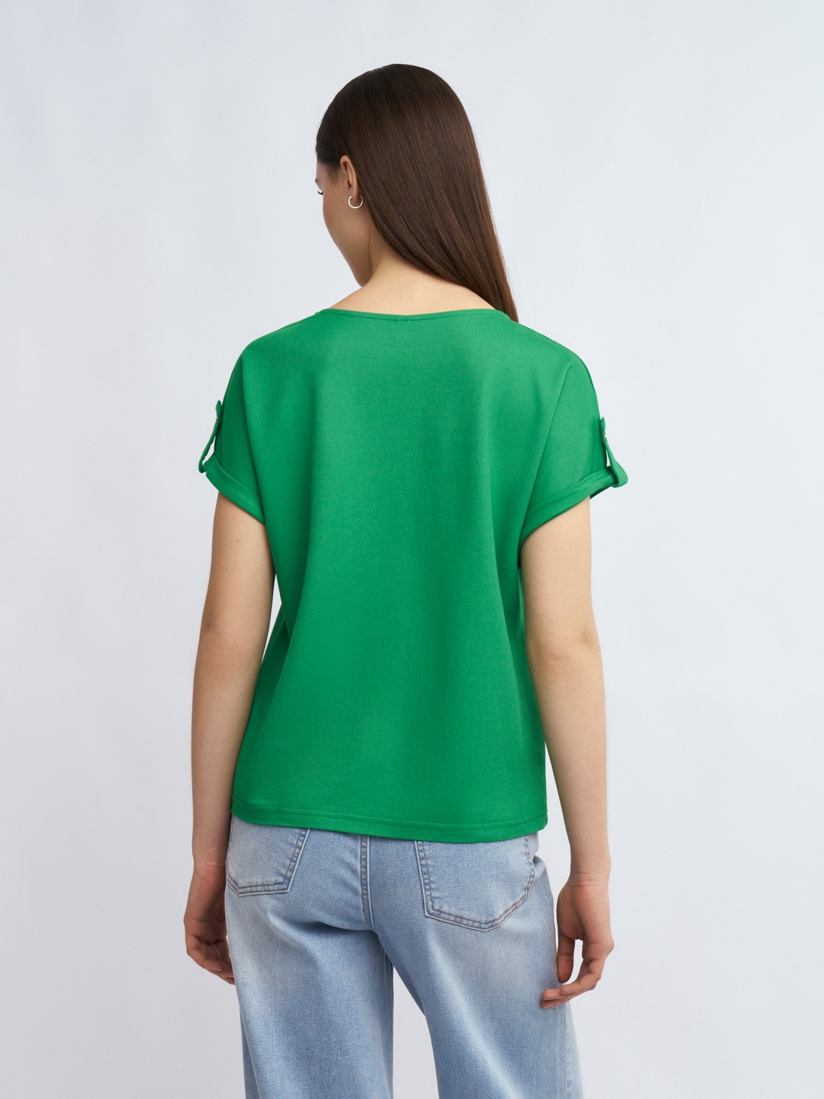 Блузка-футболка с коротким рукавом и брошью