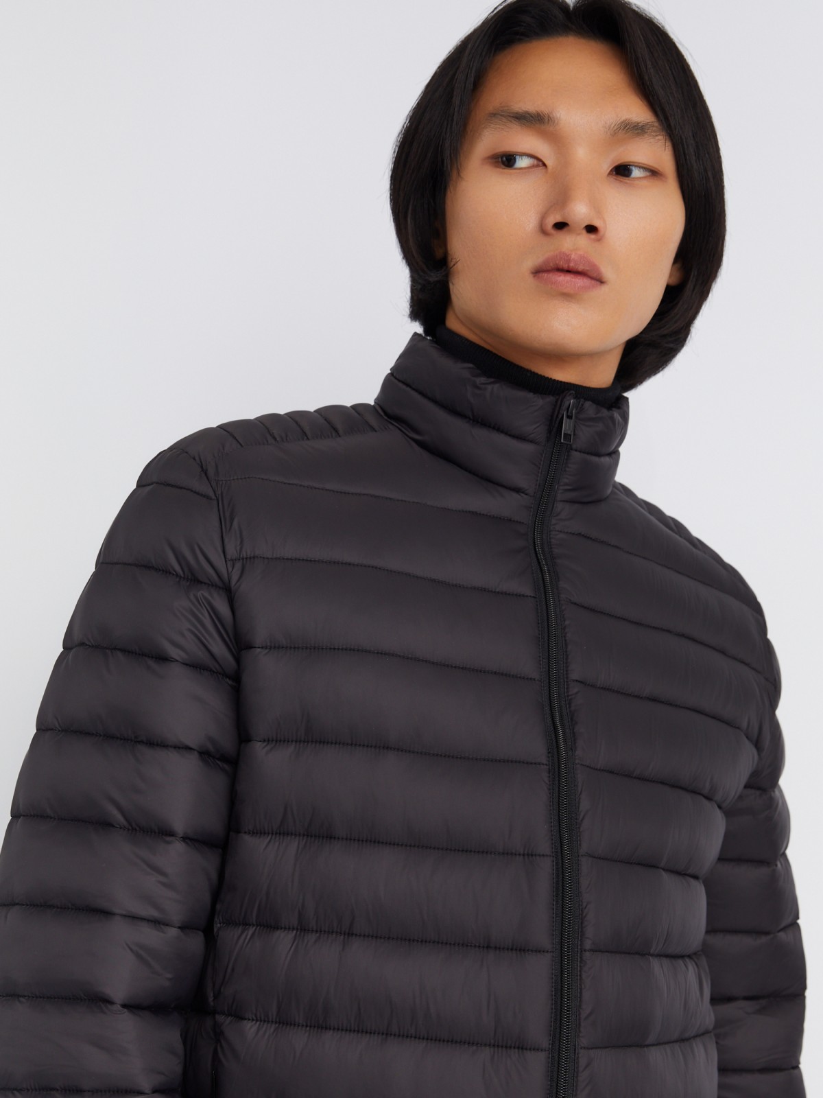 Лёгкая утеплённая стёганая куртка на молнии с воротником-стойкой zolla 013335102064, цвет черный, размер S - фото 4