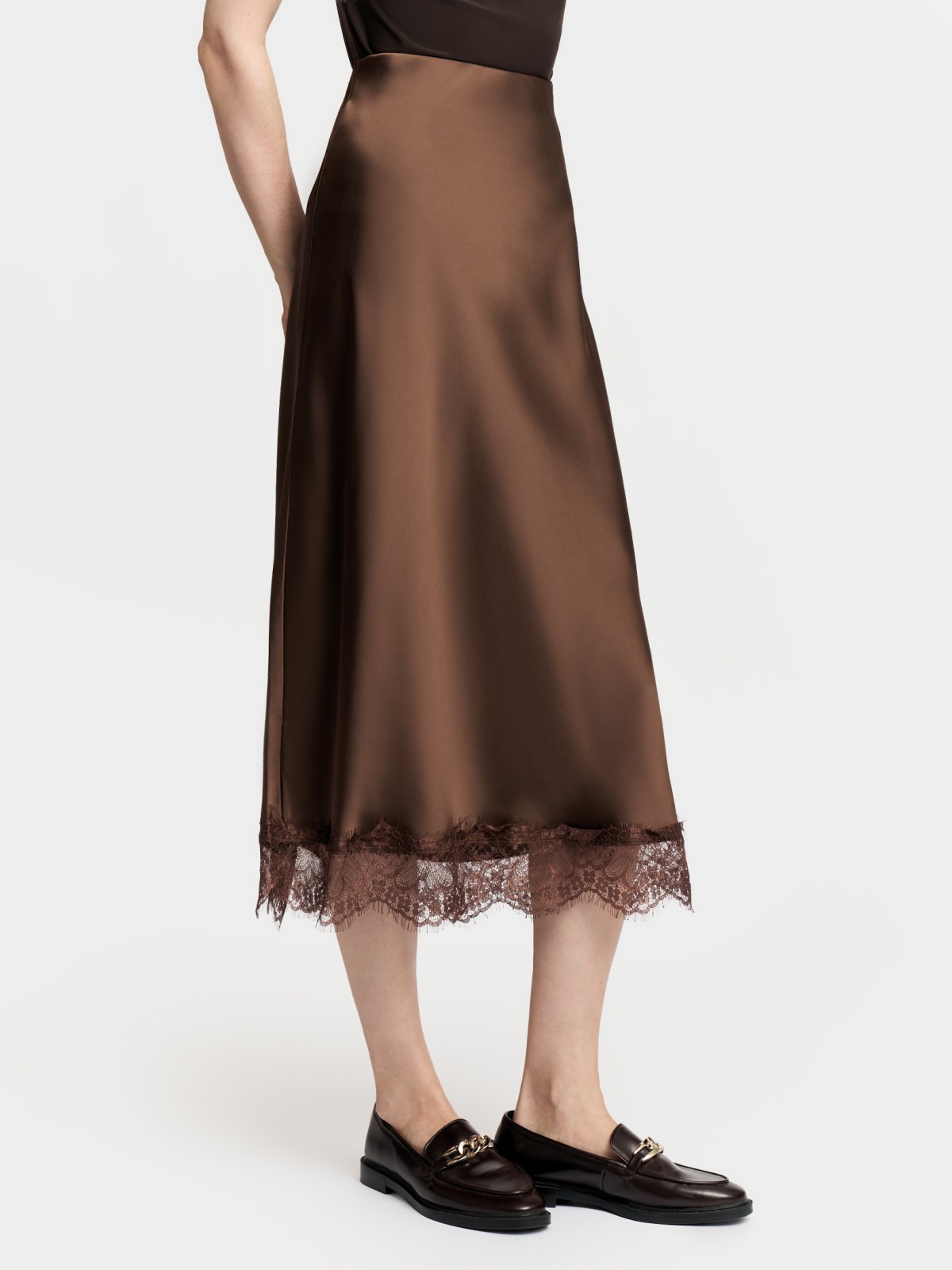 Атласная юбка миди с кружевом