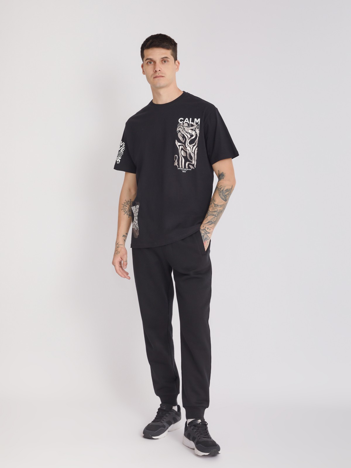 Футболка из хлопка с акцентными принтами