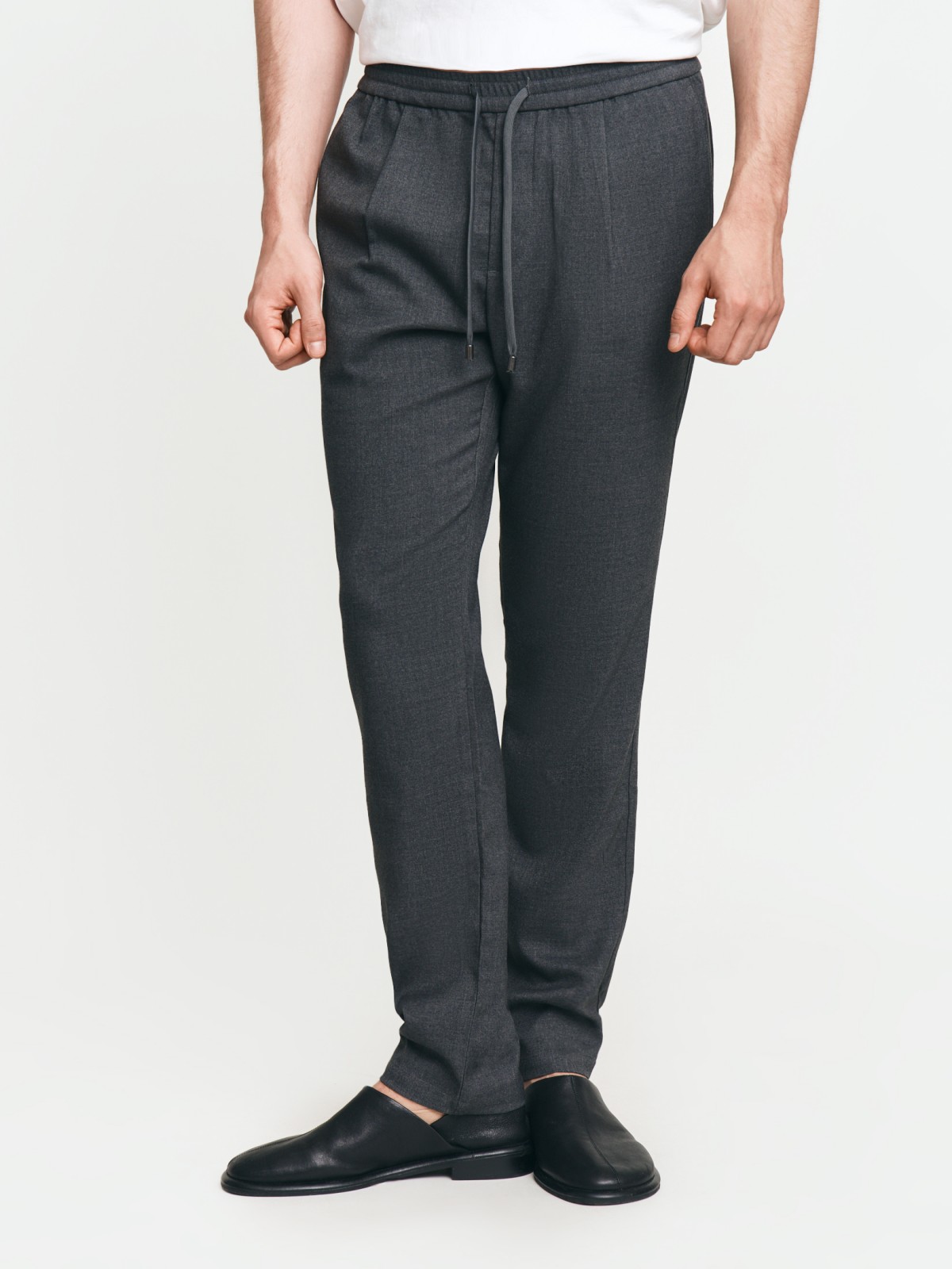 Брюки силуэта Tapered на резинке с кулиской