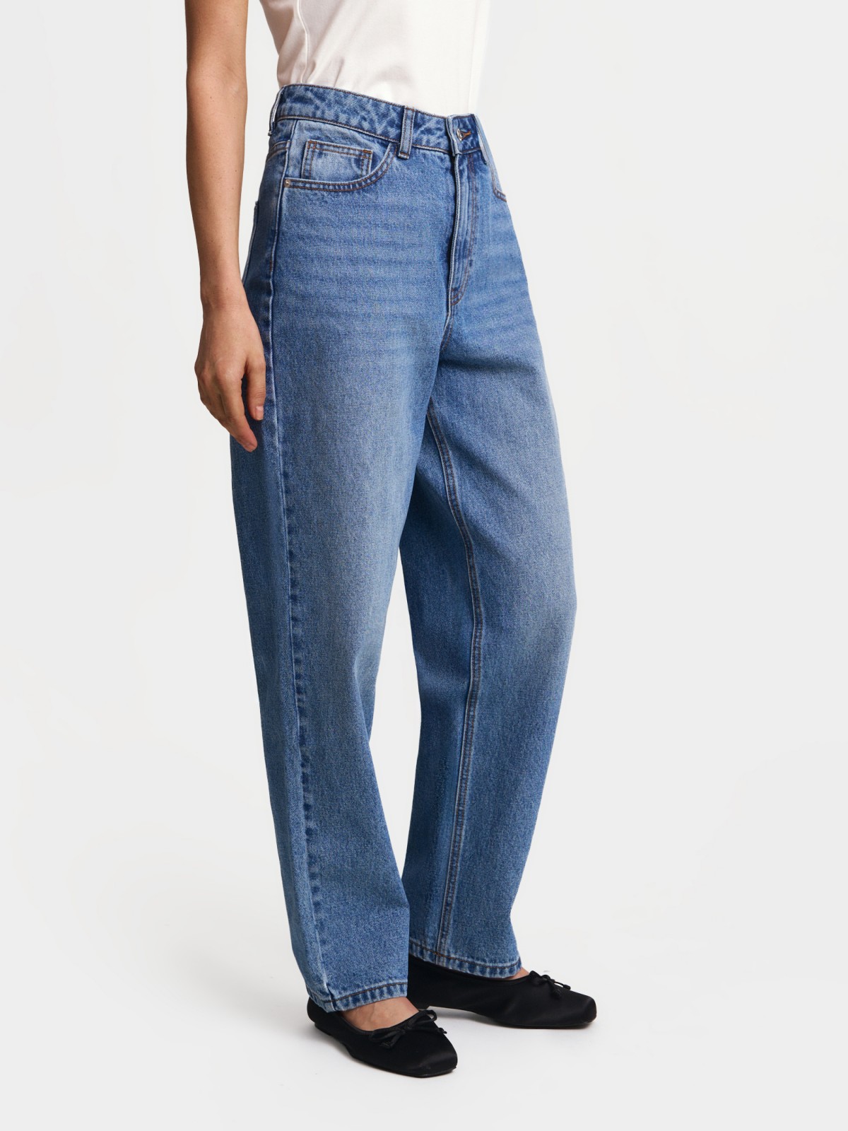 Джинсы силуэта Mom с высокой посадкой