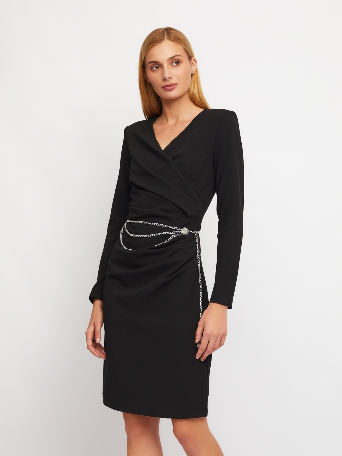 Платье с драпировкой, вырезом на запах и поясом-цепочкой zolla 024118135223, цвет черный, размер XS - фото 1