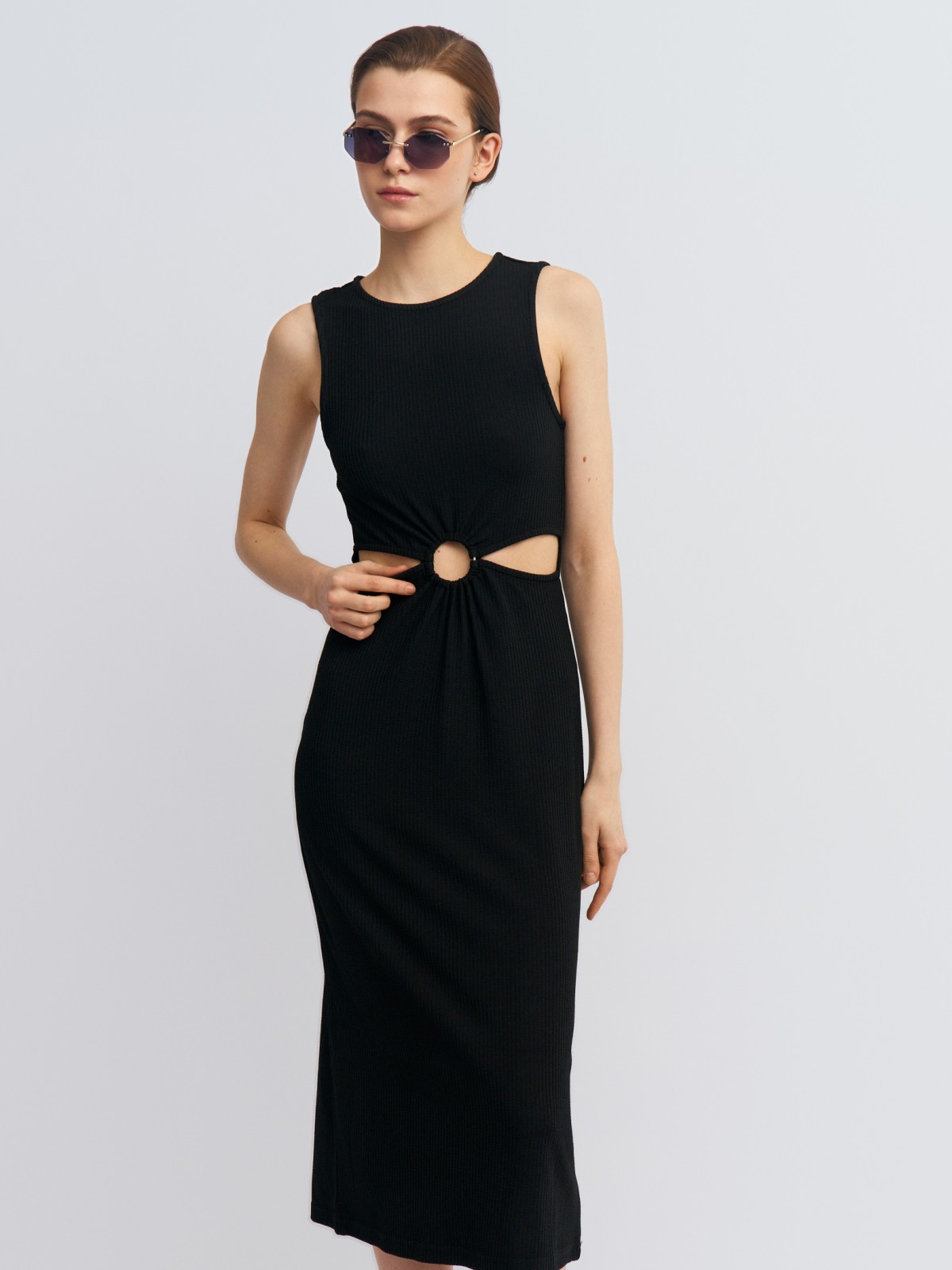 Платье-лапша без рукавов с вырезами на талии