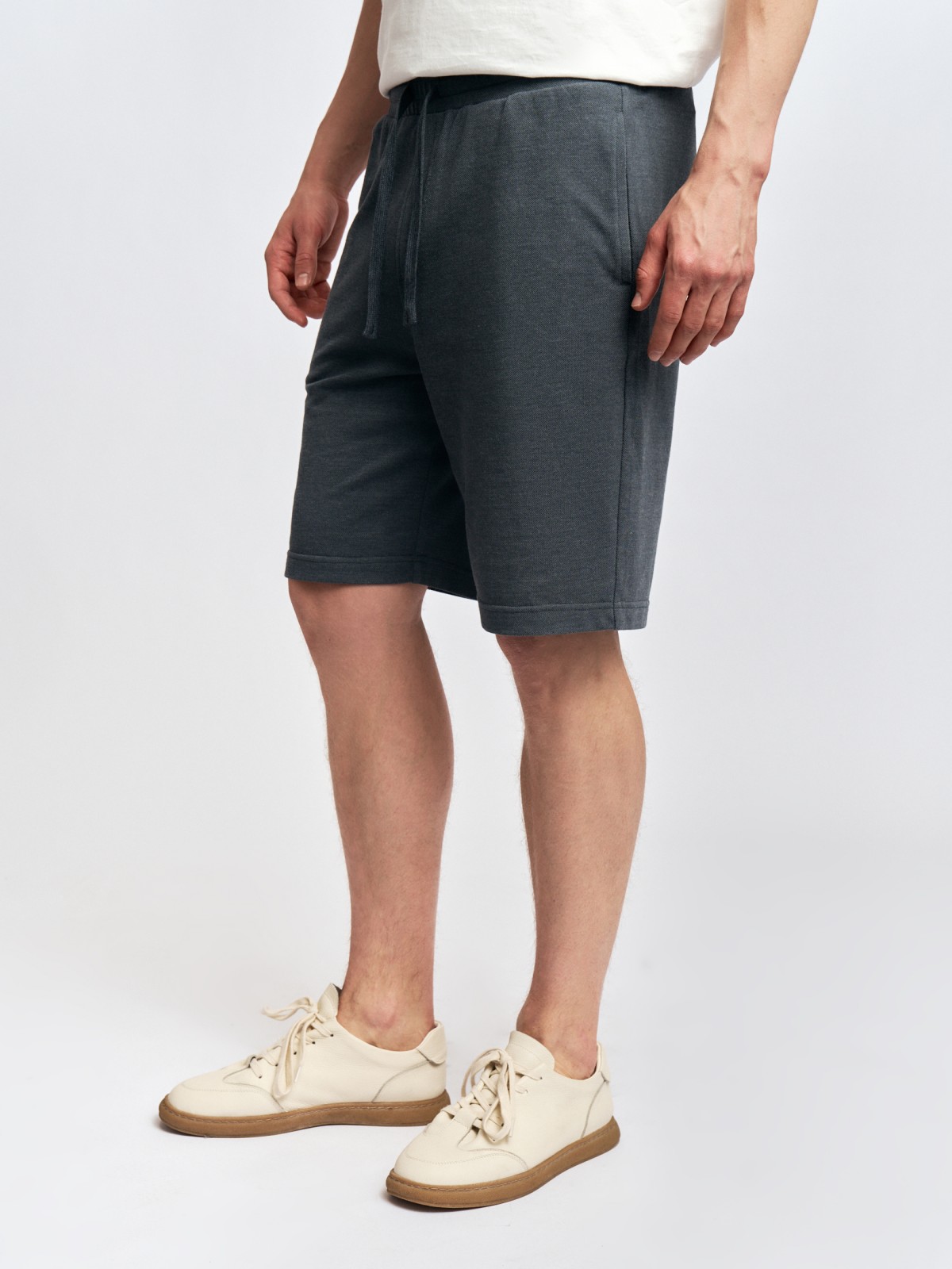 Трикотажные шорты на резинке