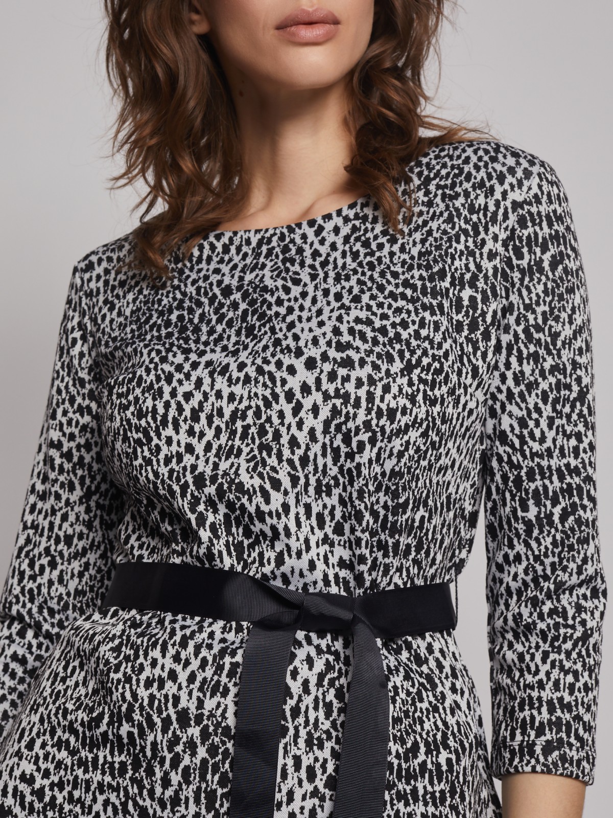 Трикотажная блузка с поясом zolla 223123135122, цвет серый, размер S - фото 5