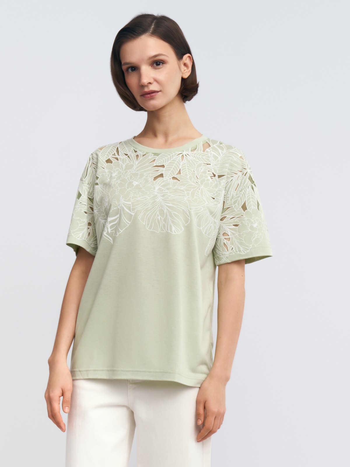 Футболка с ажурным узором на кокетке и рукавах