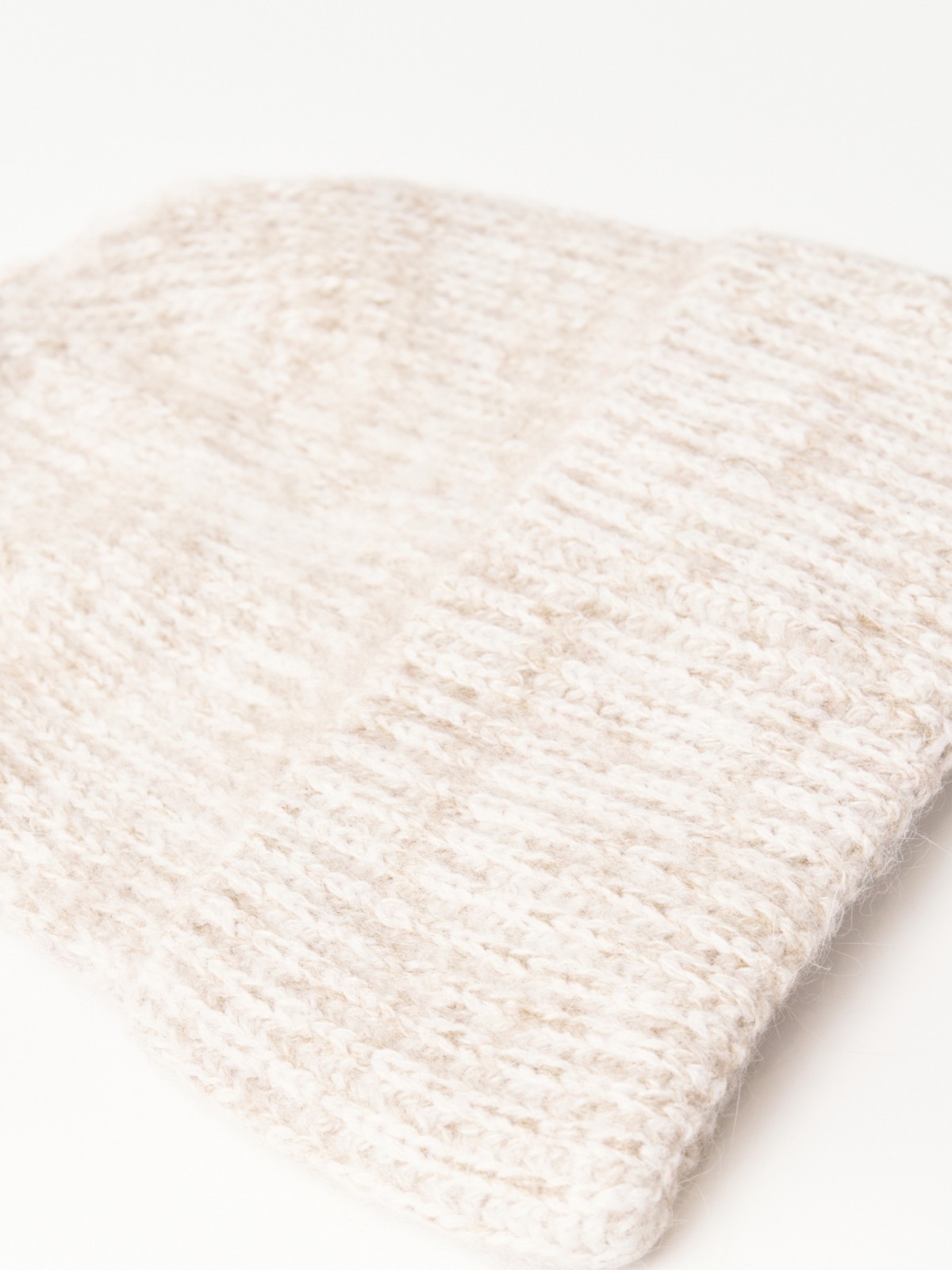 Вязаная шапка-бини с шерстью