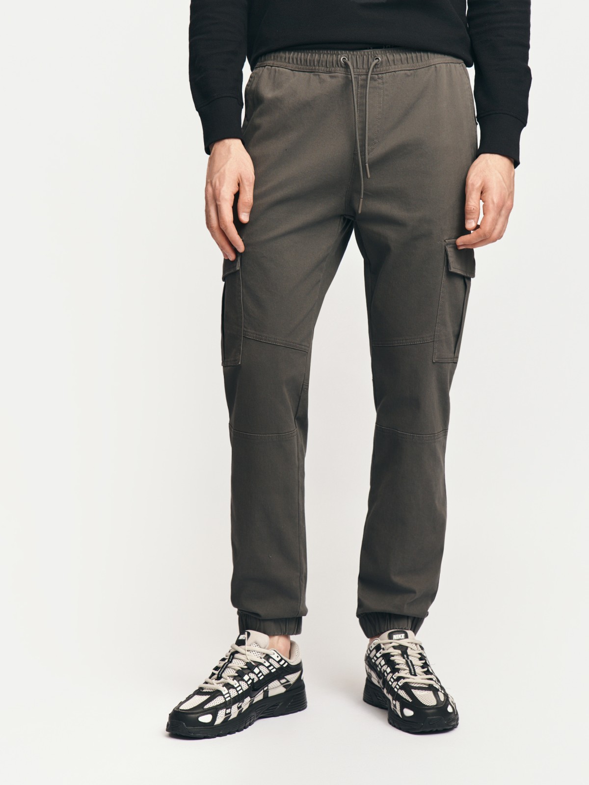 Брюки-джоггеры из хлопка с карманами карго