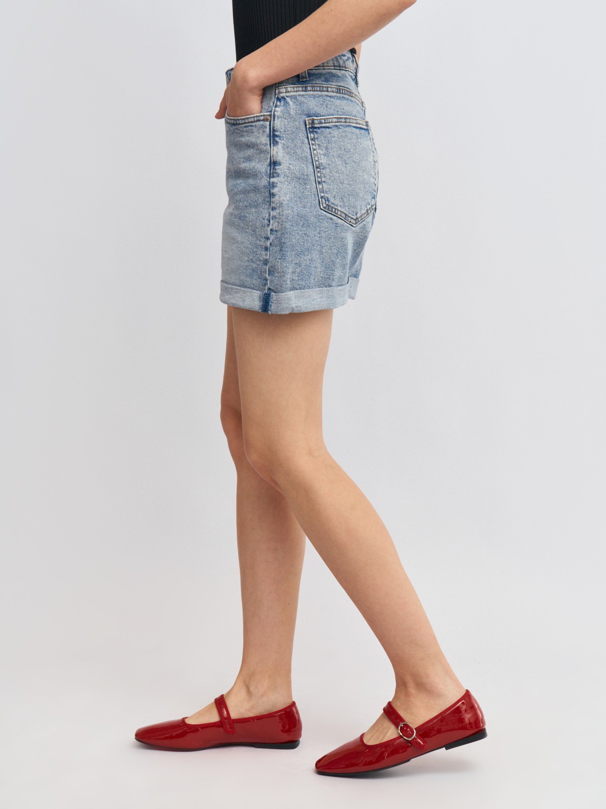 Джинсовые мини шорты Mom с отворотами