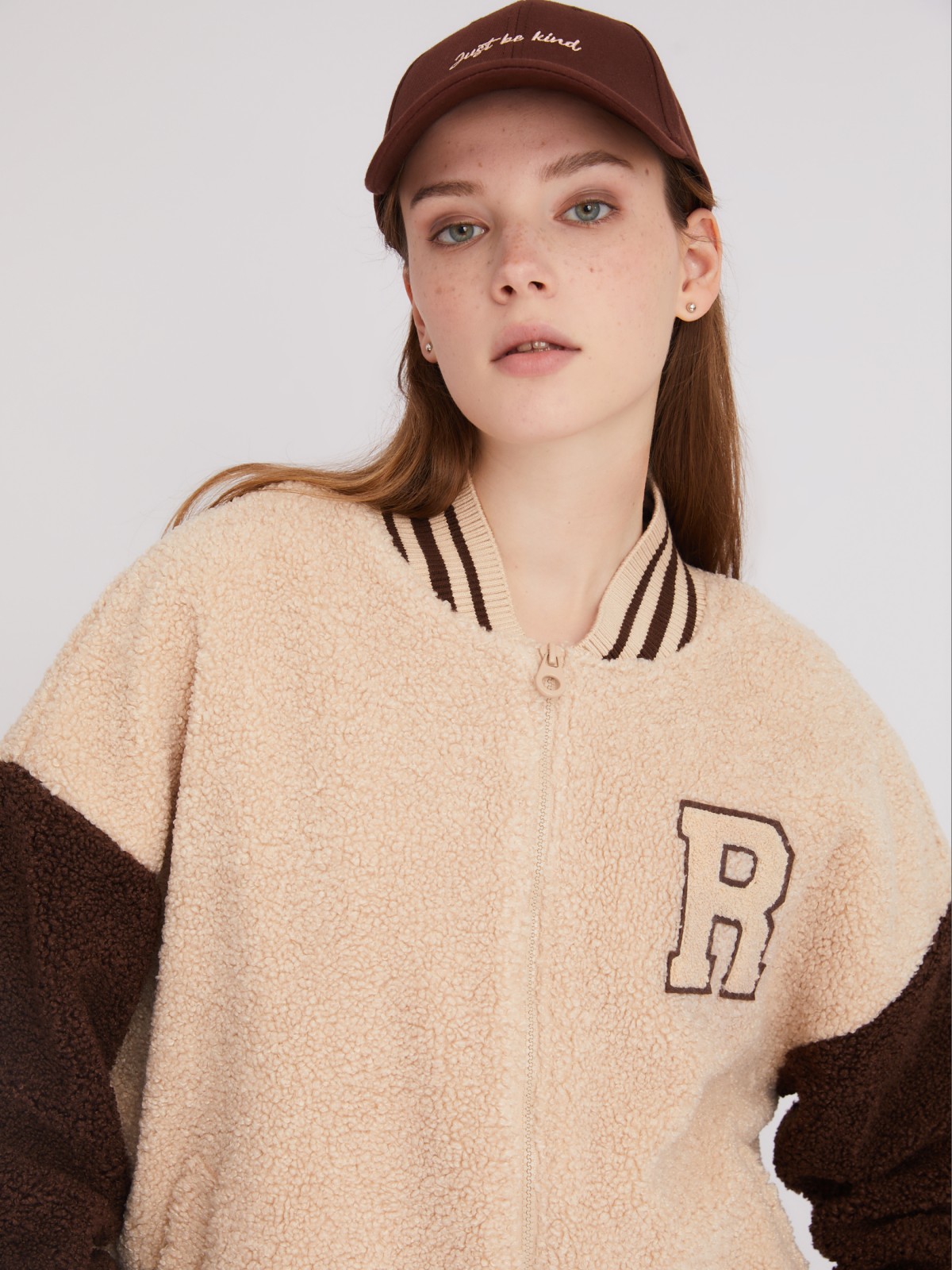 Тёплая шуба-бомбер объёмного силуэта из искусственного меха на синтепоне