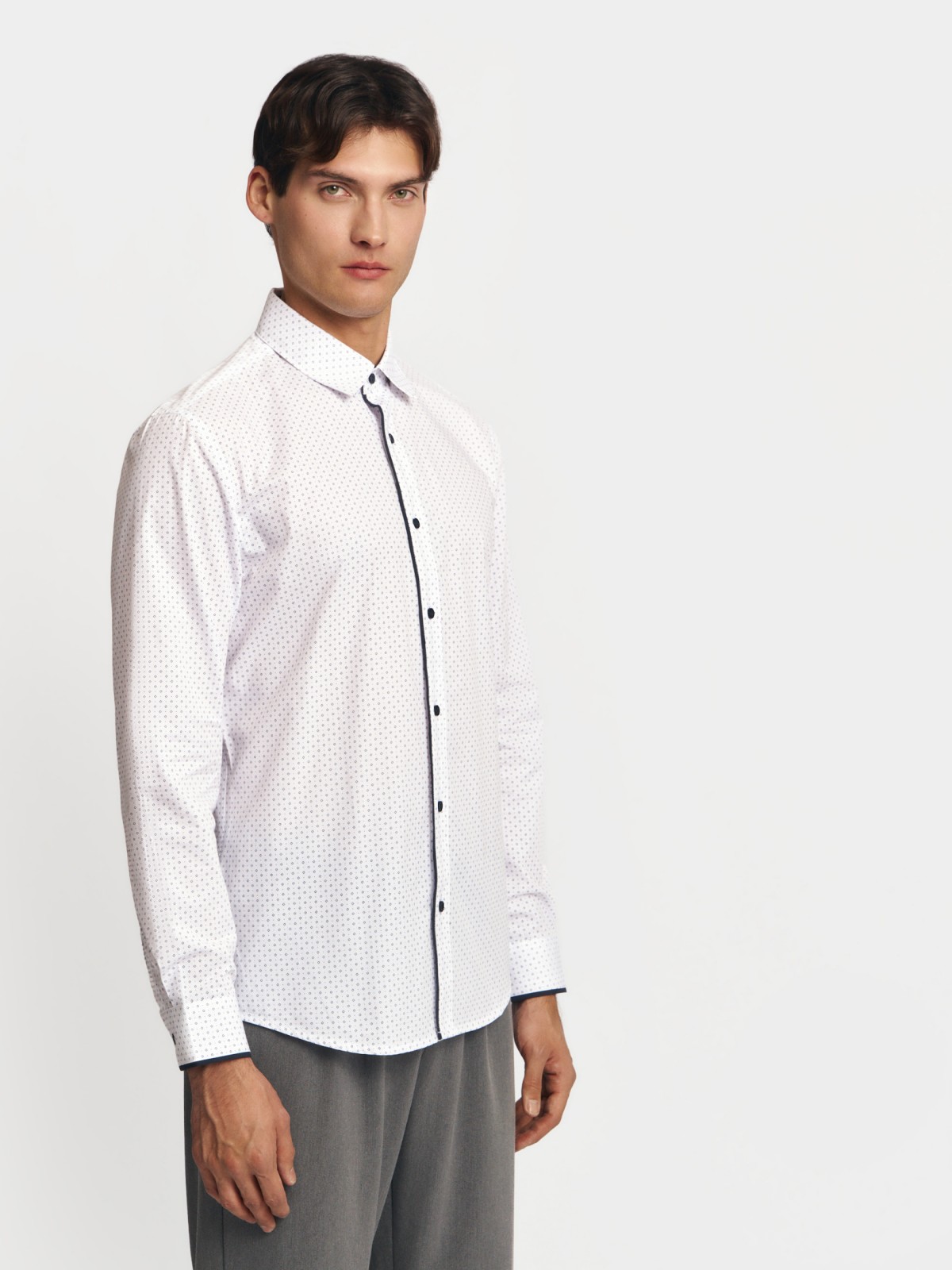 Офисная полуприталенная рубашка с мелким принтом