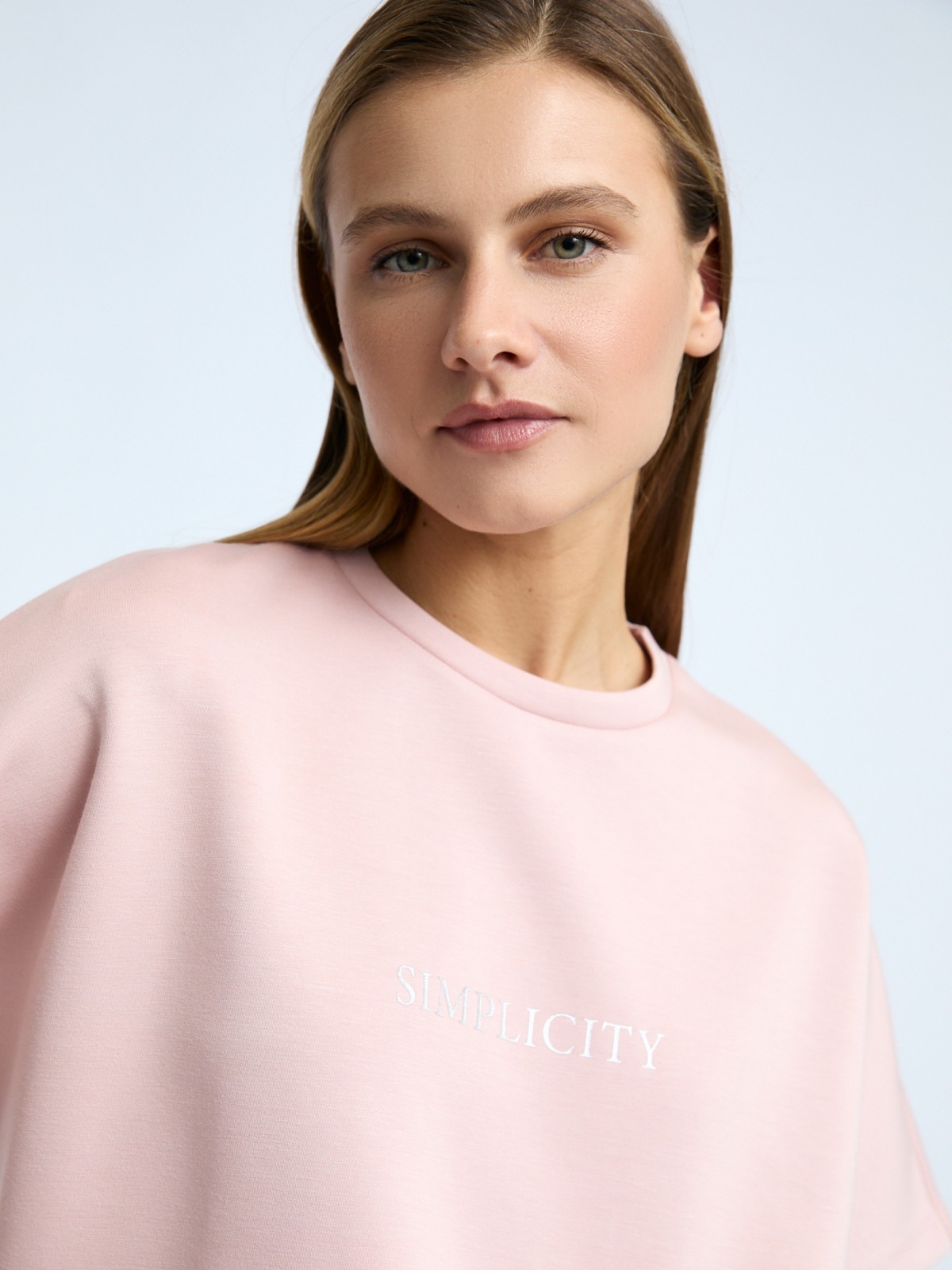 Блузка-футболка из неопрена с принтом-надписью