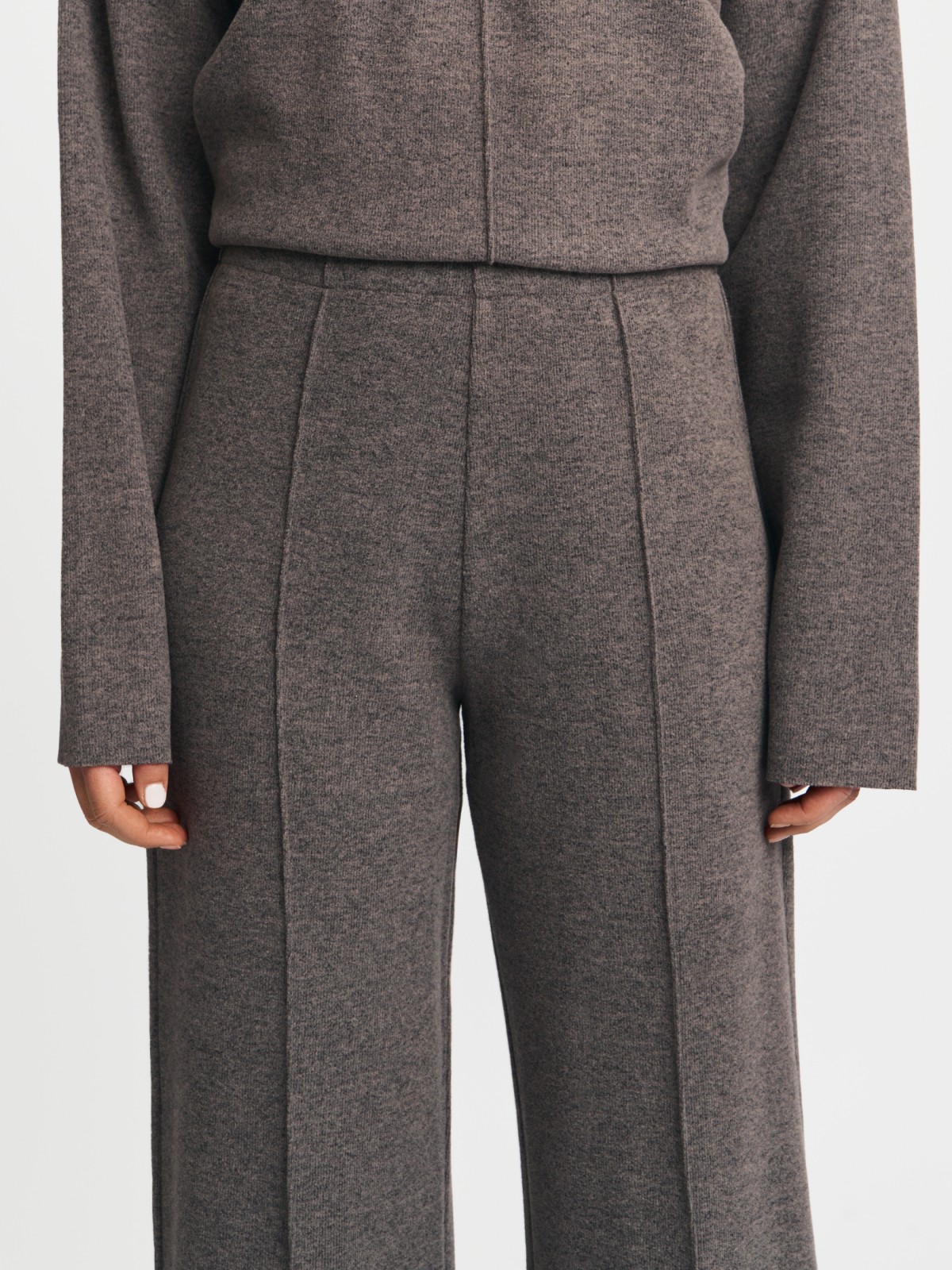 Трикотажные брюки на резинке со стрелками