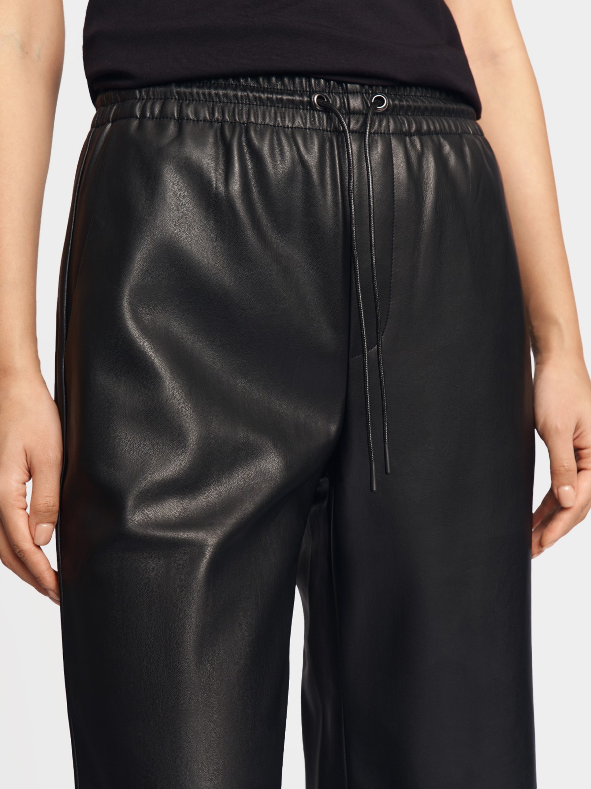 Брюки из экокожи с поясом на резинке