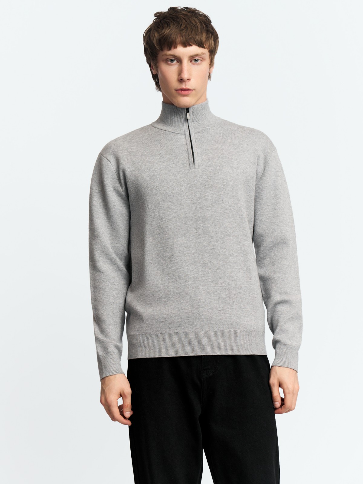 Тонкий трикотажный свитер с горлом на молнии