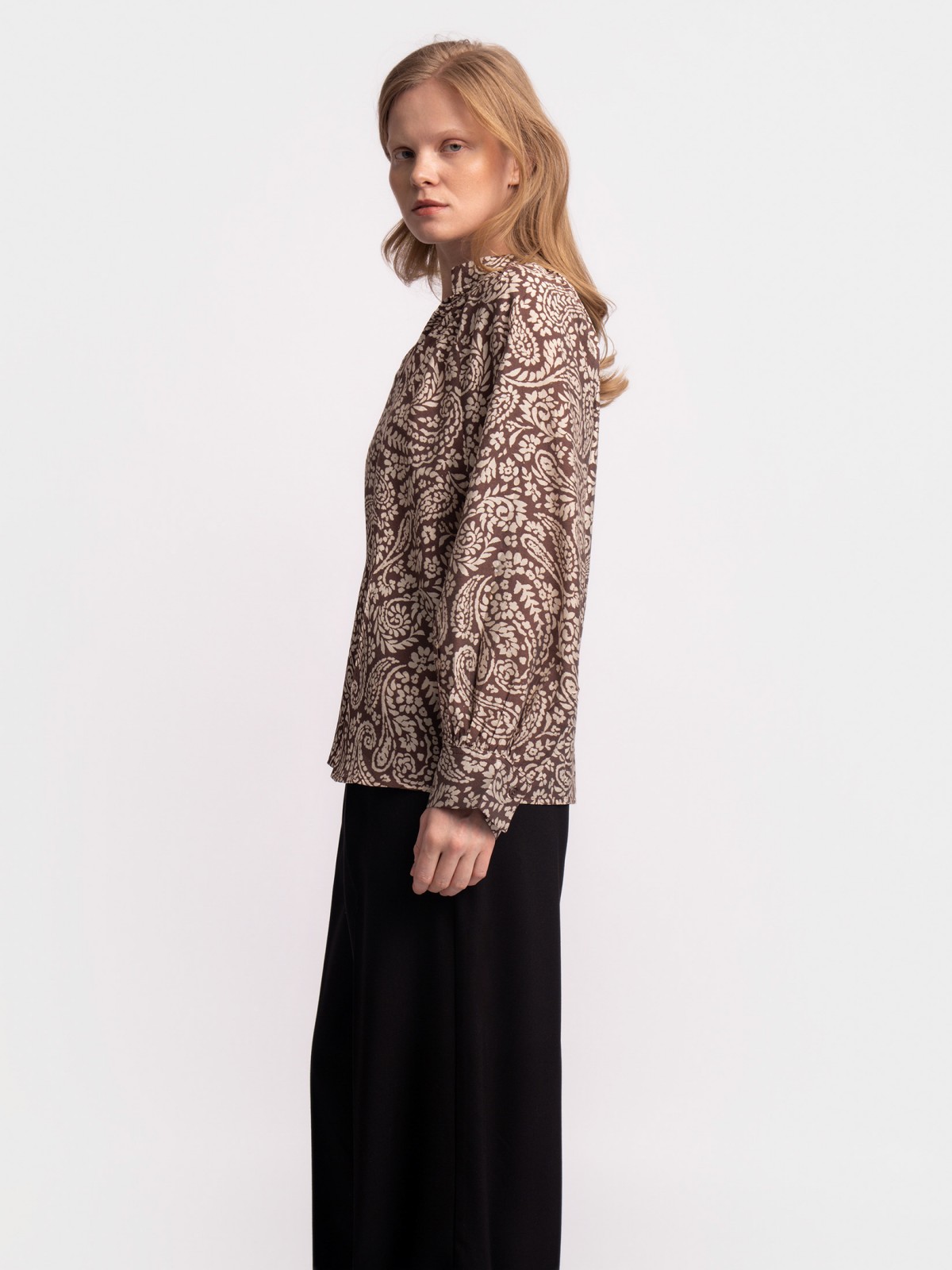 Блузка с вырезом и принтом