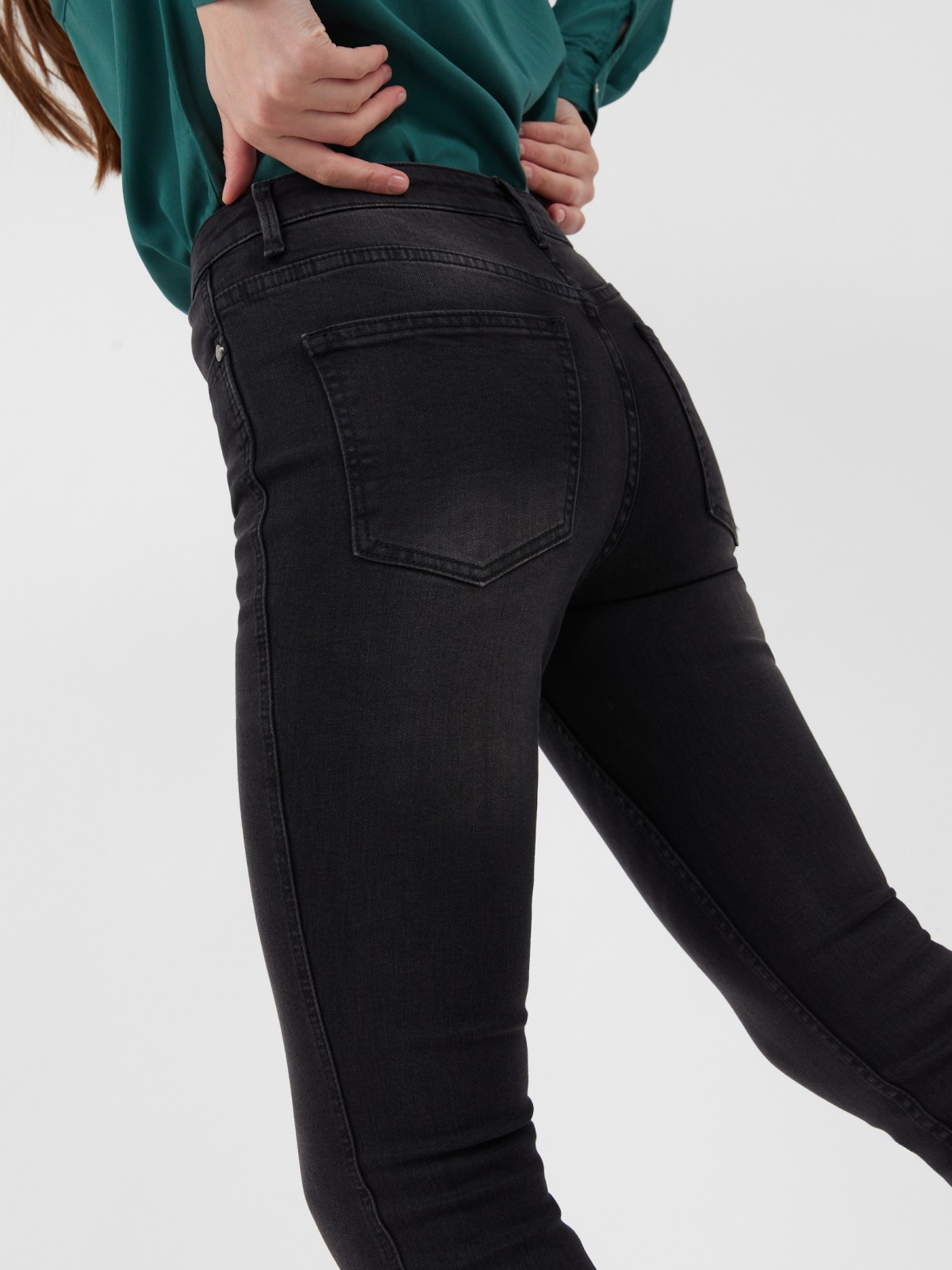 Джинсы силуэта Skinny