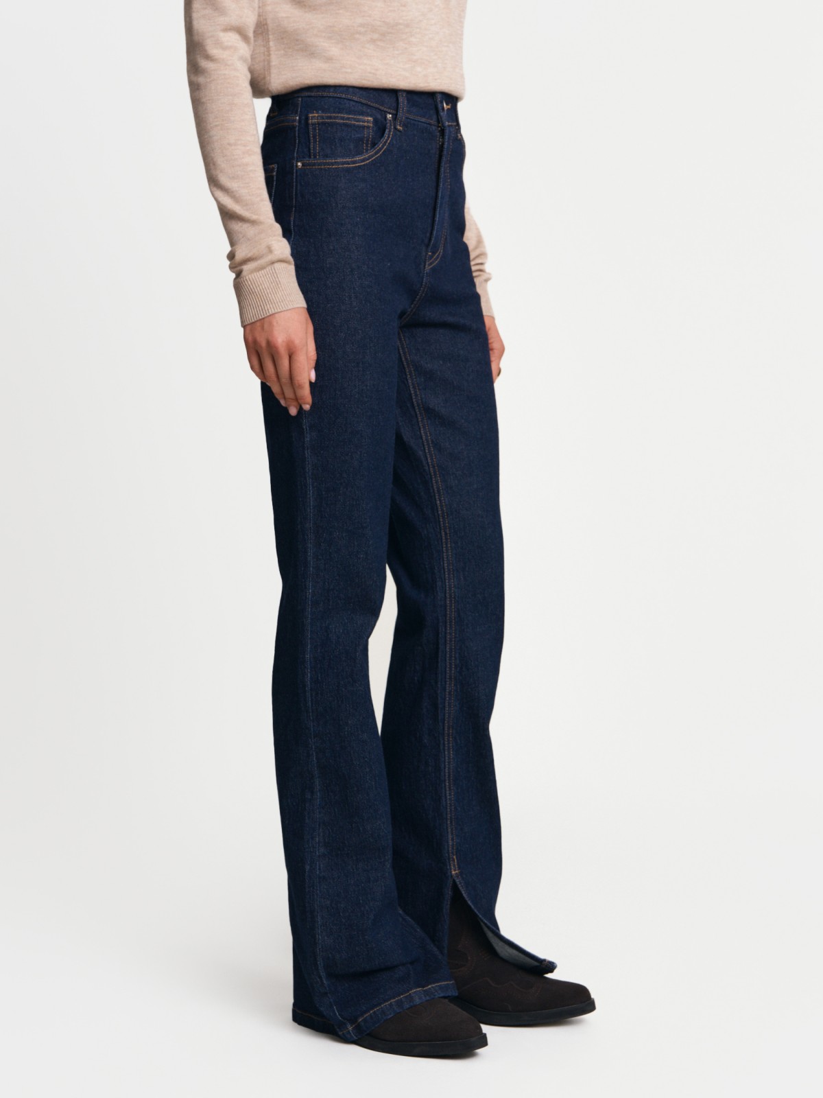 Джинсы силуэта Bootcut с разрезами