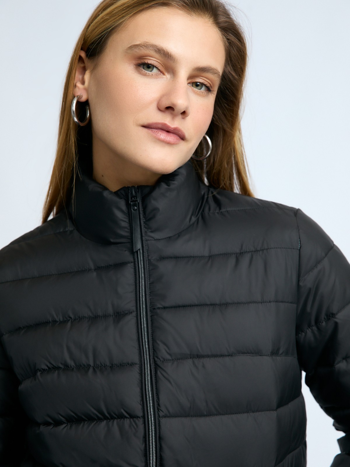 Утеплённая короткая куртка на молнии с воротником