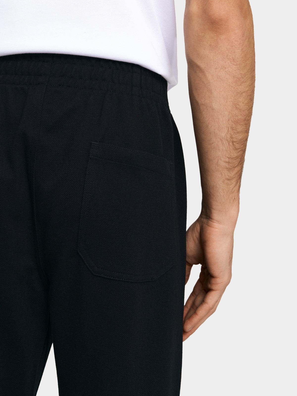 Брюки на резинке в спортивном стиле