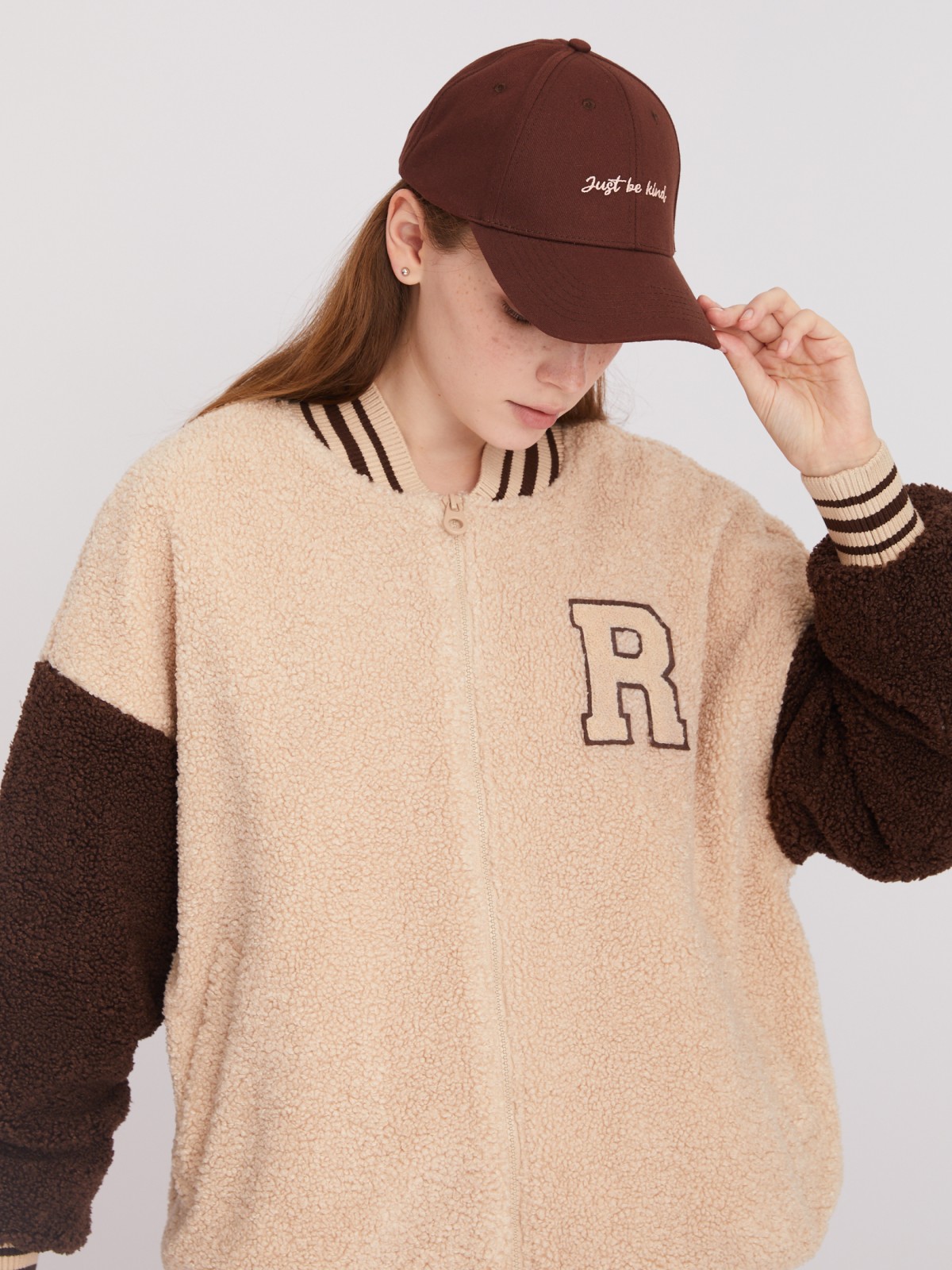 Тёплая шуба-бомбер объёмного силуэта из искусственного меха на синтепоне