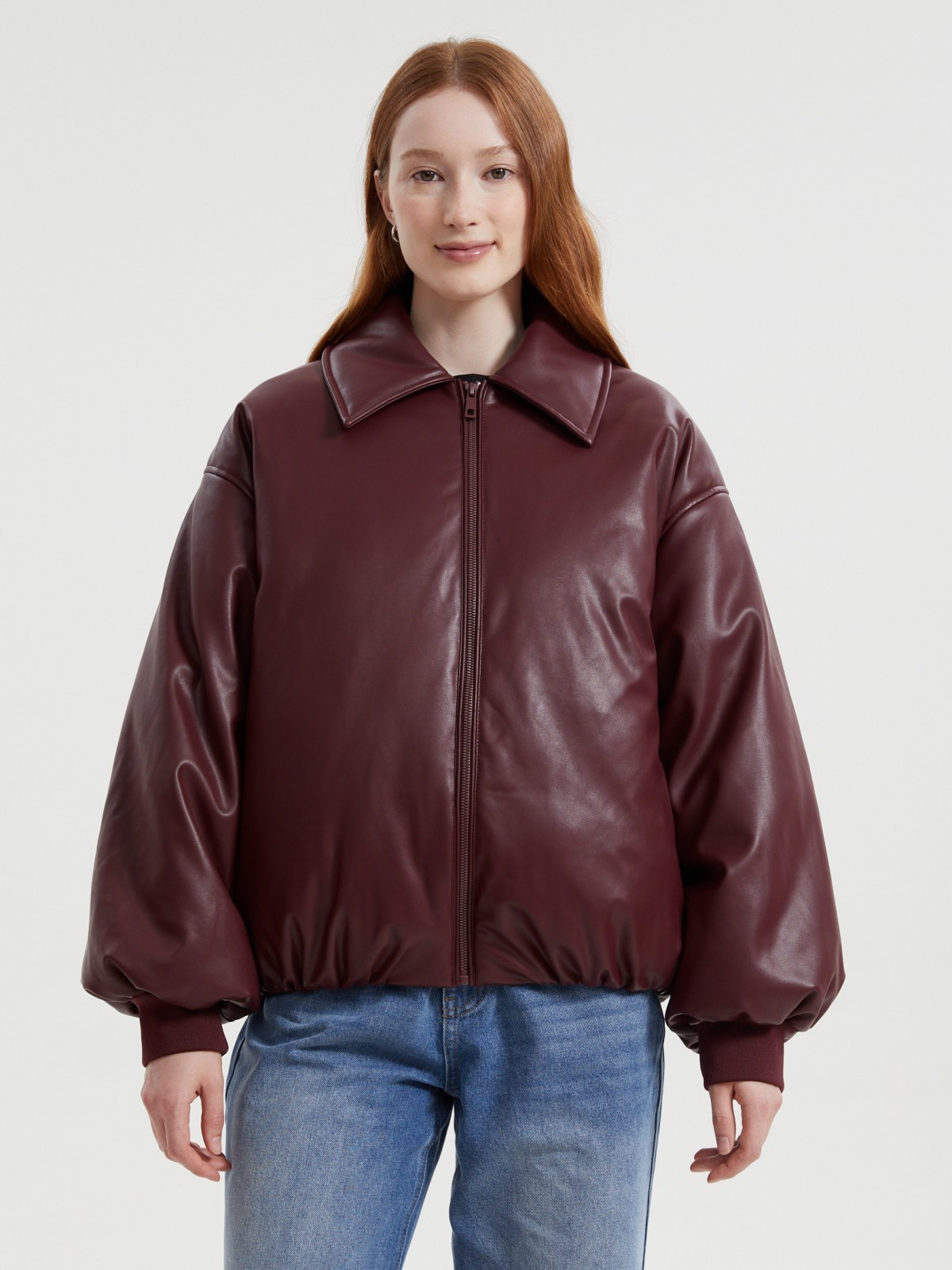 Тёплая короткая куртка-бомбер из экокожи с воротником