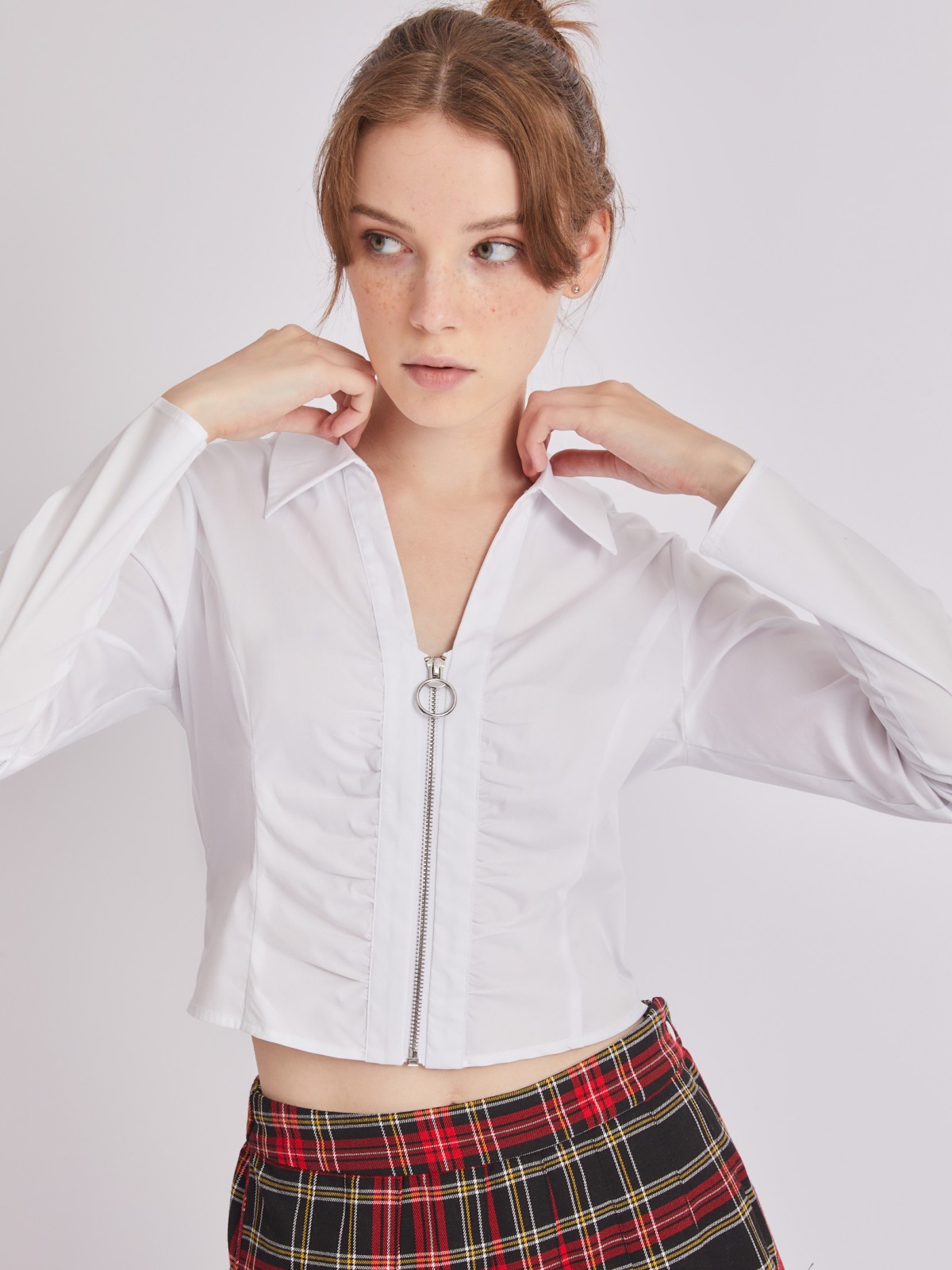 Укороченная рубашка на молнии с драпировкой zolla 223311159441, цвет белый, размер XXS - фото 1