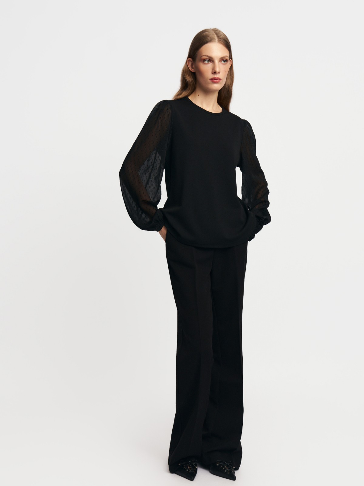 Трикотажная блузка с акцентом на рукавах