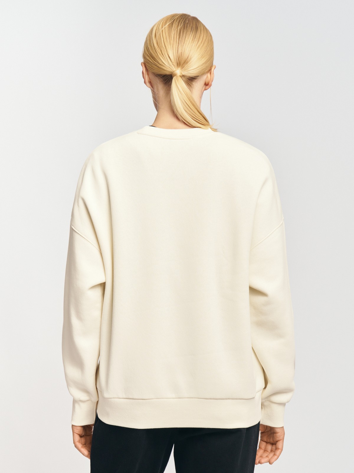 Утеплённый свитшот с вышивкой