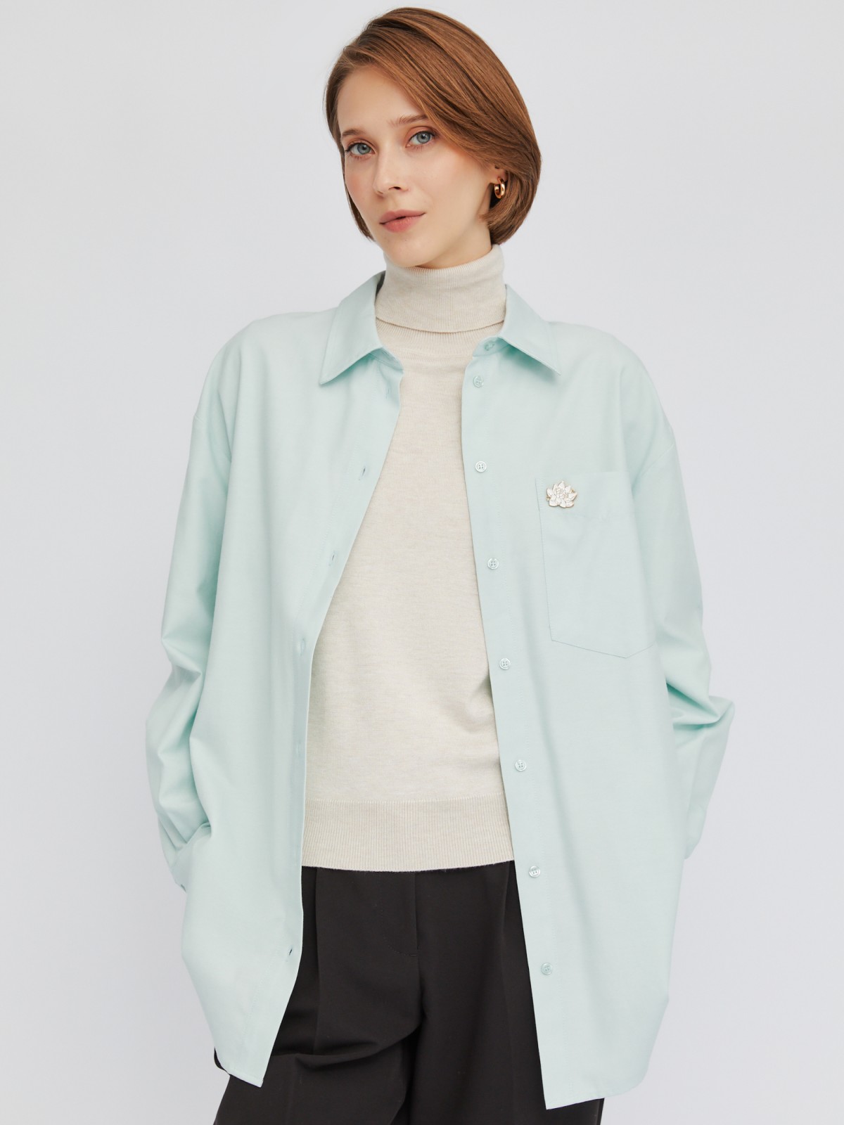 Рубашка оверсайз силуэта с металлическим значком-нашивкой