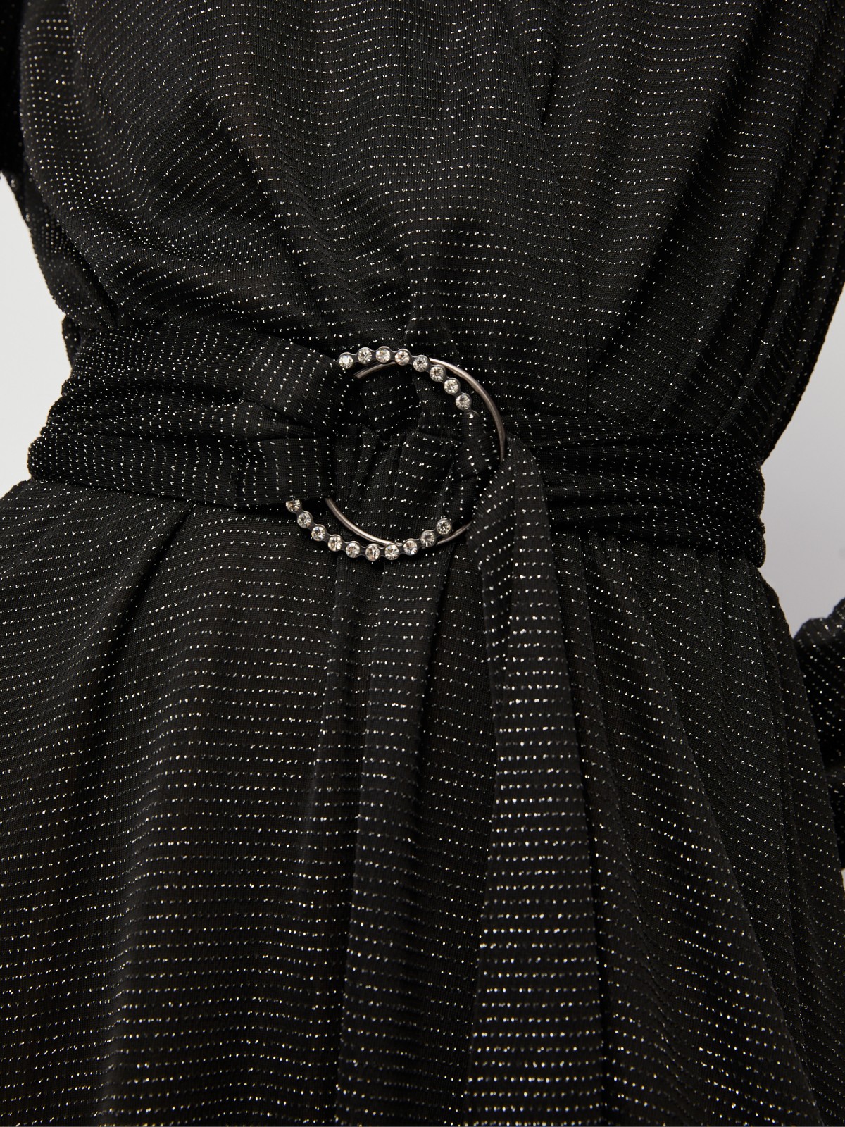 Приталенное платье с вырезом на запах, люрексом и поясом на талии