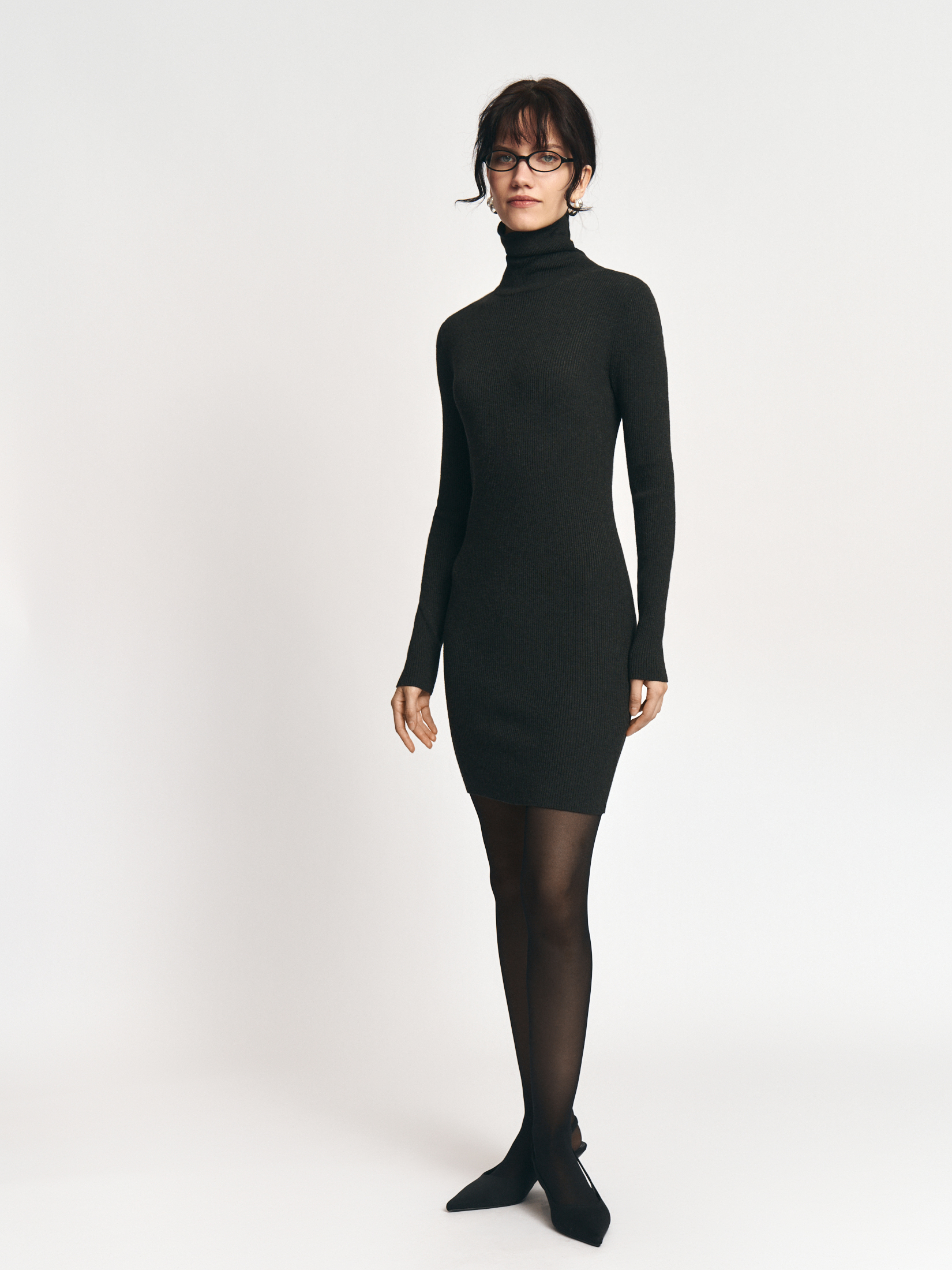 Трикотажное платье-лапша мини с высоким горлом