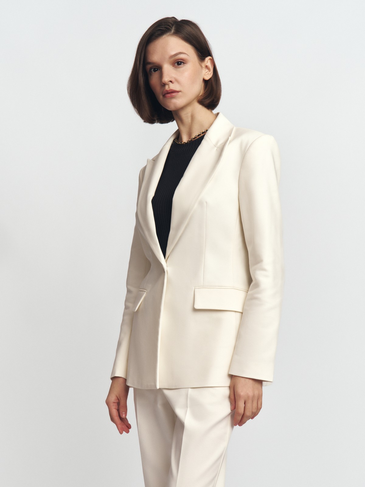 Однобортный жакет прилегающего силуэта на пуговице