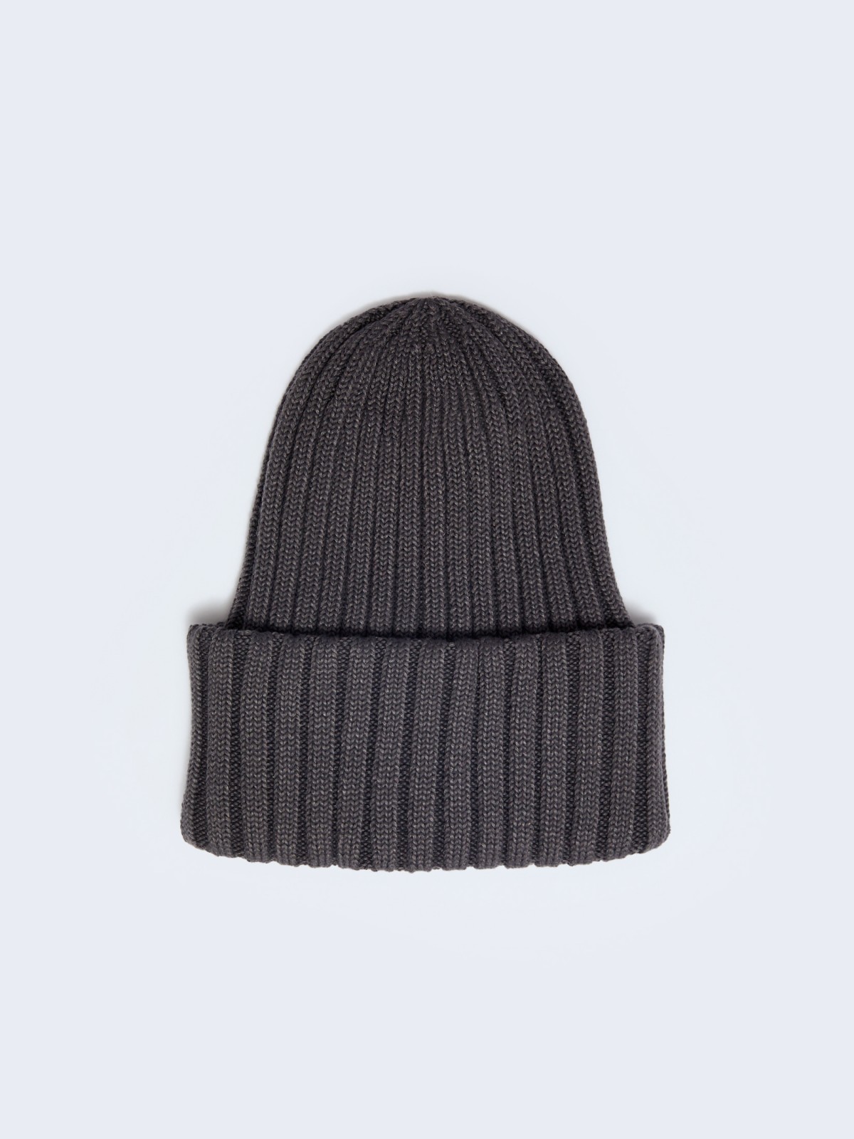 Вязаная шапка-бини с отворотом