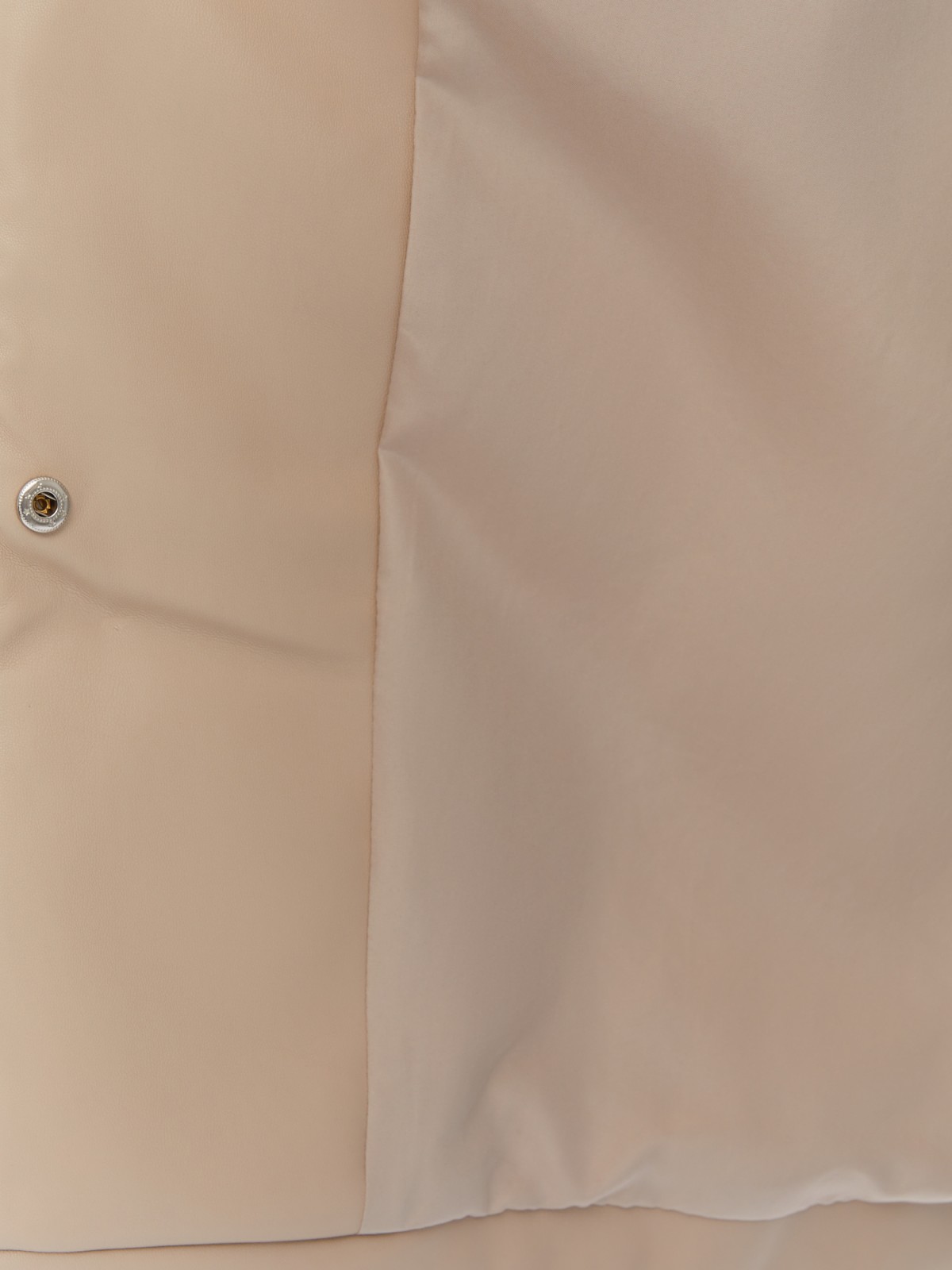 Тёплое пальто из экокожи на синтепоне с воротником-стойкой и поясом