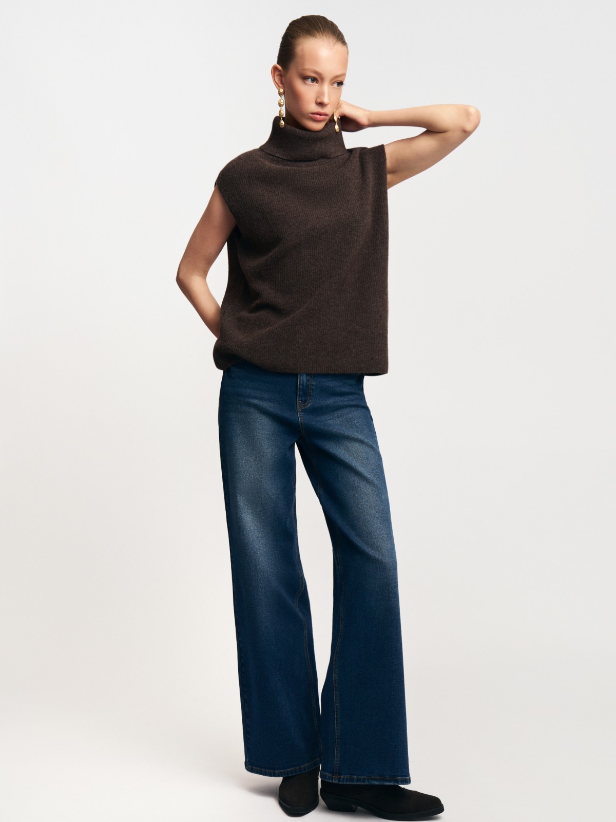 Вязаный трикотажный топ с горлом