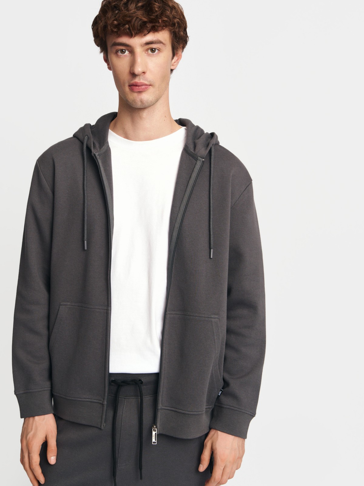 Толстовка на молнии с капюшоном однотонная