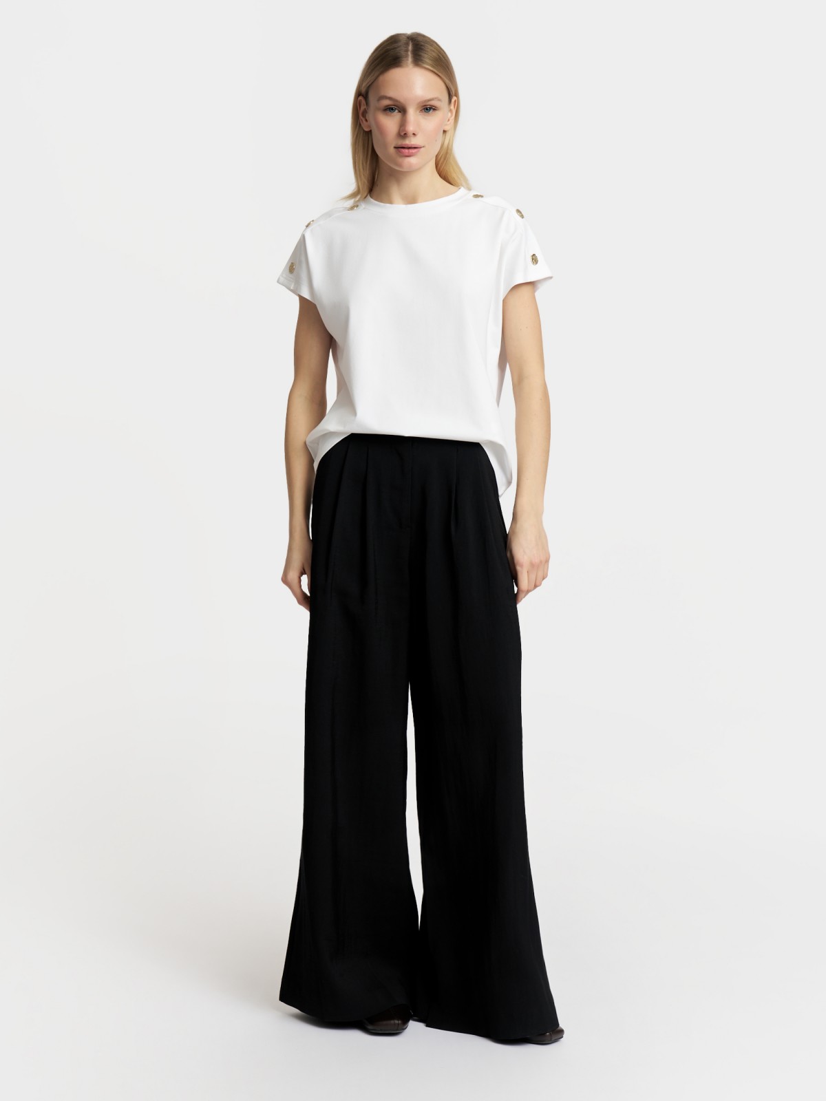 Футболка с металлическим декором