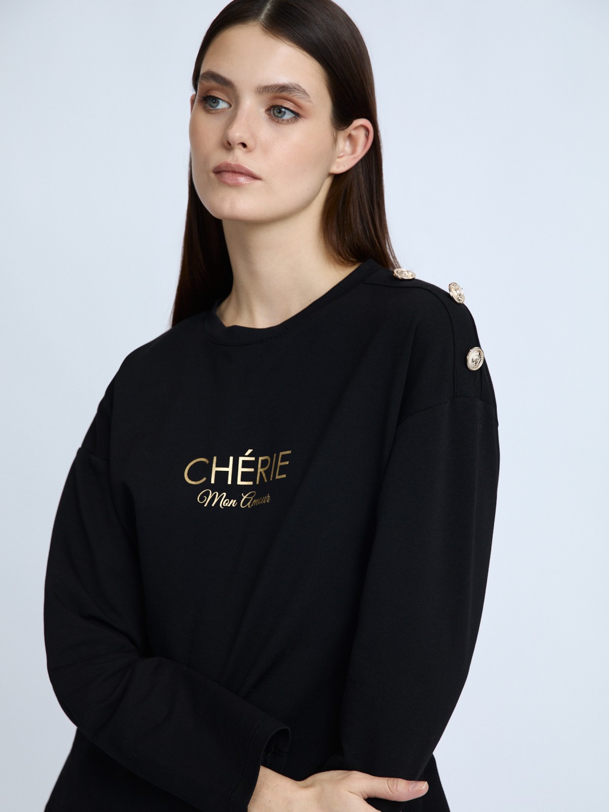 Лонгслив с принтом-надписью на груди