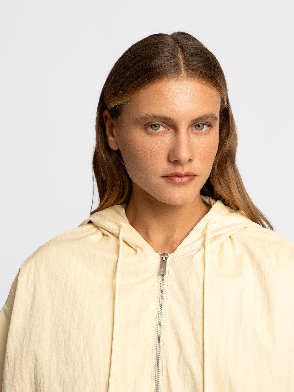 Куртка-ветровка с капюшоном без утеплителя