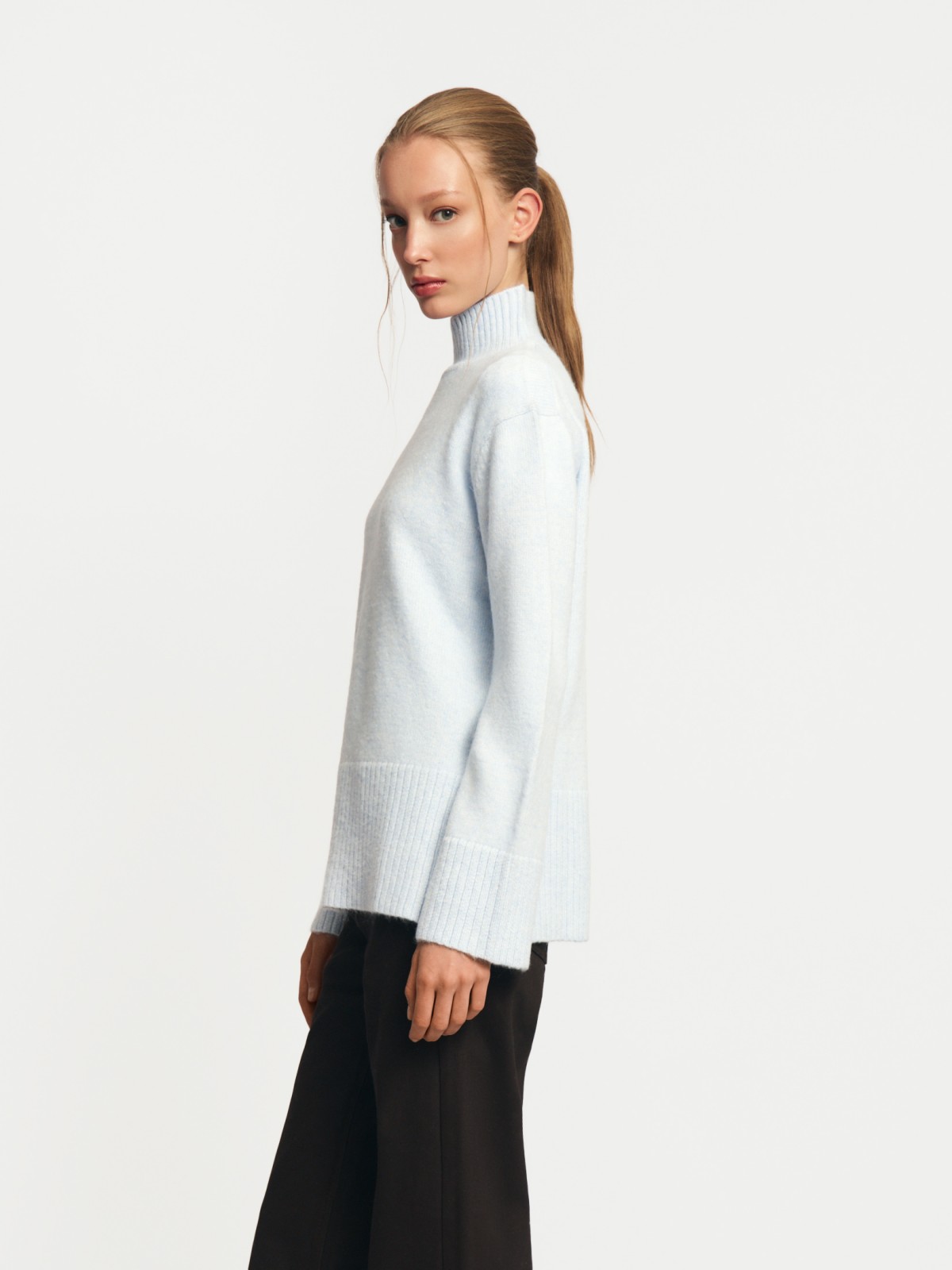 Вязаный свитер с воротником-стойкой