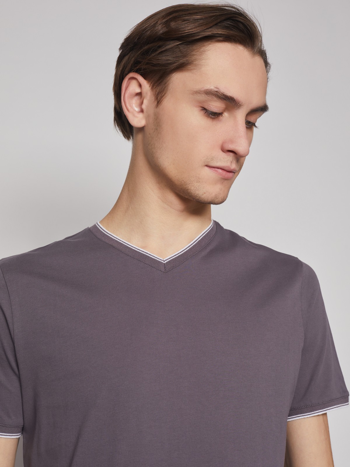 Футболка из хлопка с треугольным вырезом