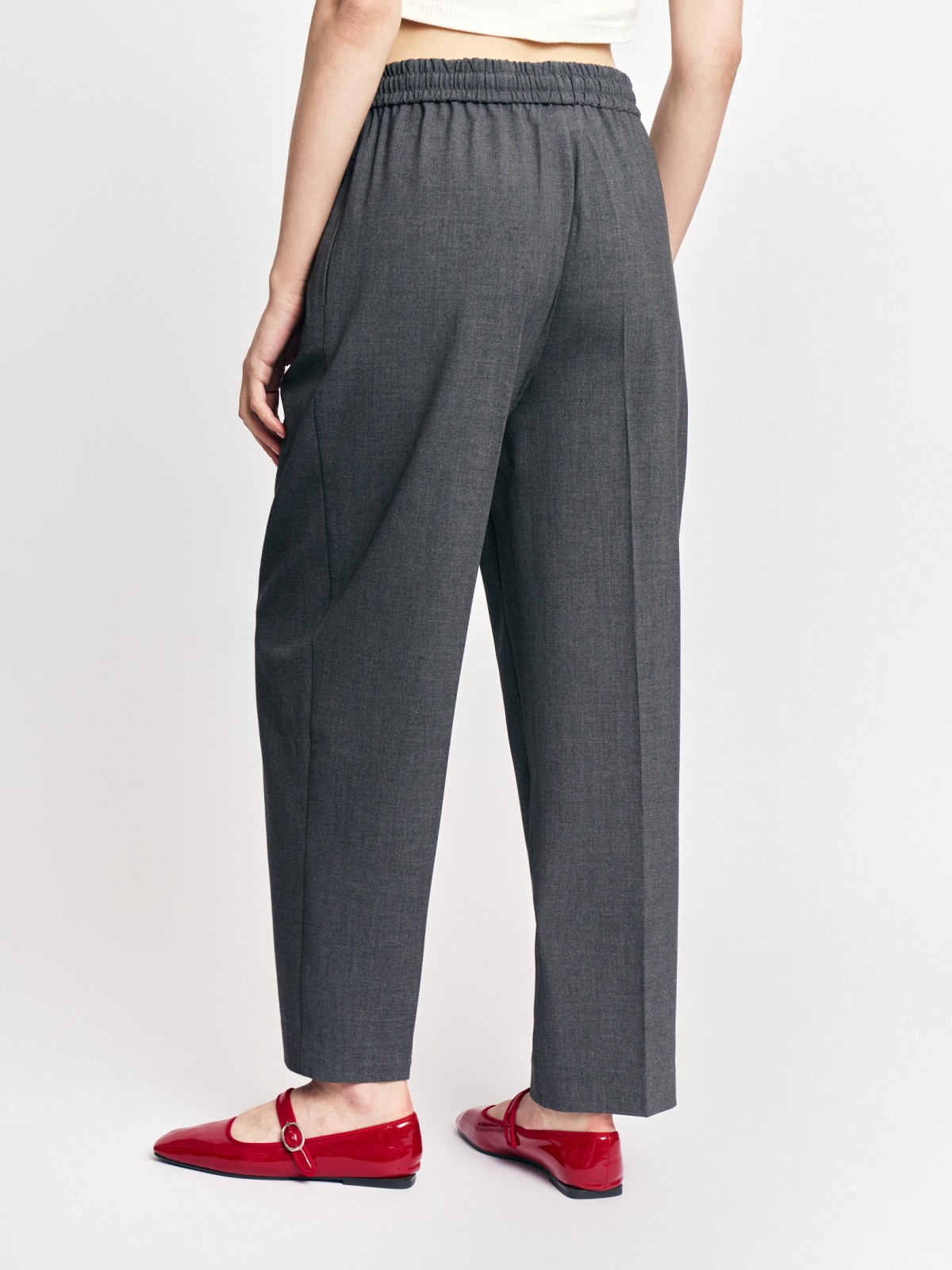 Брюки фасона Carrot на резинке со стрелками